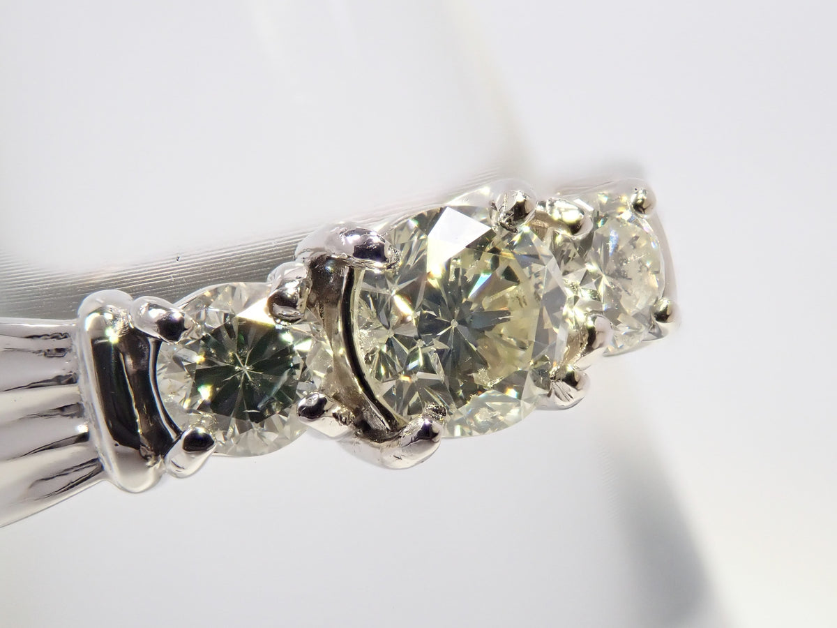 【9/30 22時販売】【カラフリ】Pt900 ダイヤモンド1.00ct スリーストーンリング 鑑別書