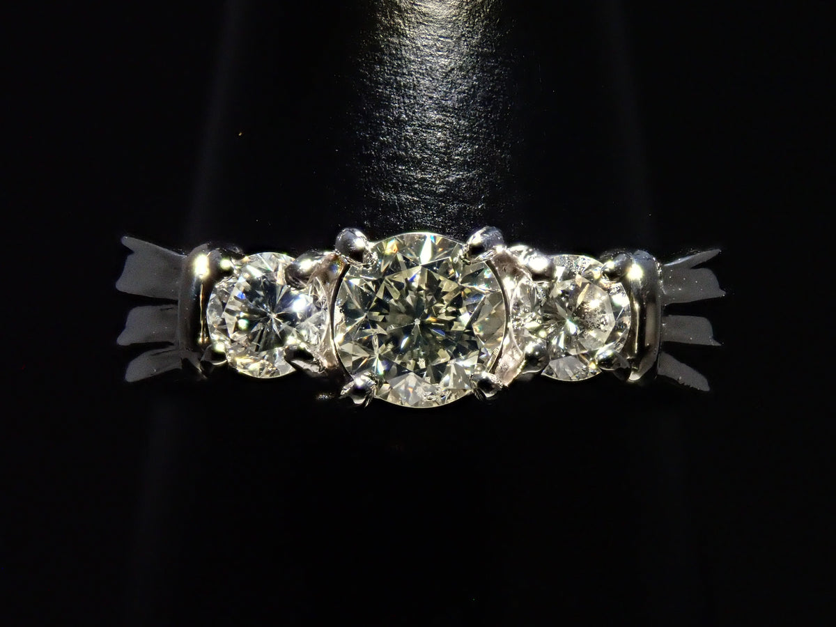 【9/30 22時販売】【カラフリ】Pt900 ダイヤモンド1.00ct スリーストーンリング 鑑別書