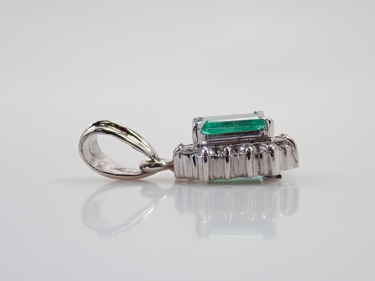 【9/18 22時販売】【カラフリ】Pt900 エメラルド 0.47ct ダイヤモンド0.13ctペンダントトップ（ネックレストップ）鑑別書