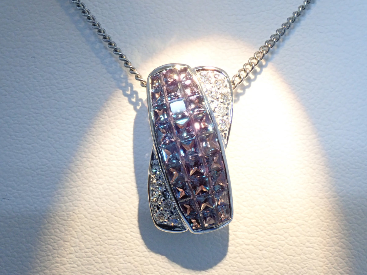 【9/28 22時販売】【カラフリ】K18WG クレサンベール 合成アレキサンドライト3ct プリンセスカット・ダイヤモンド0.12ct ペンダントトップ 鑑別書