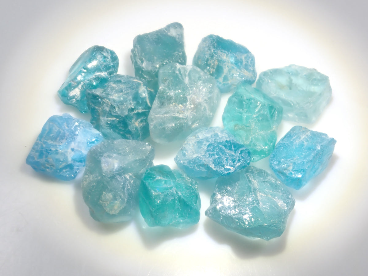 【9/20 22時販売】《限定13石》マダガスカル産アパタイト原石１石（平均3.8ct）《複数購入割引有》