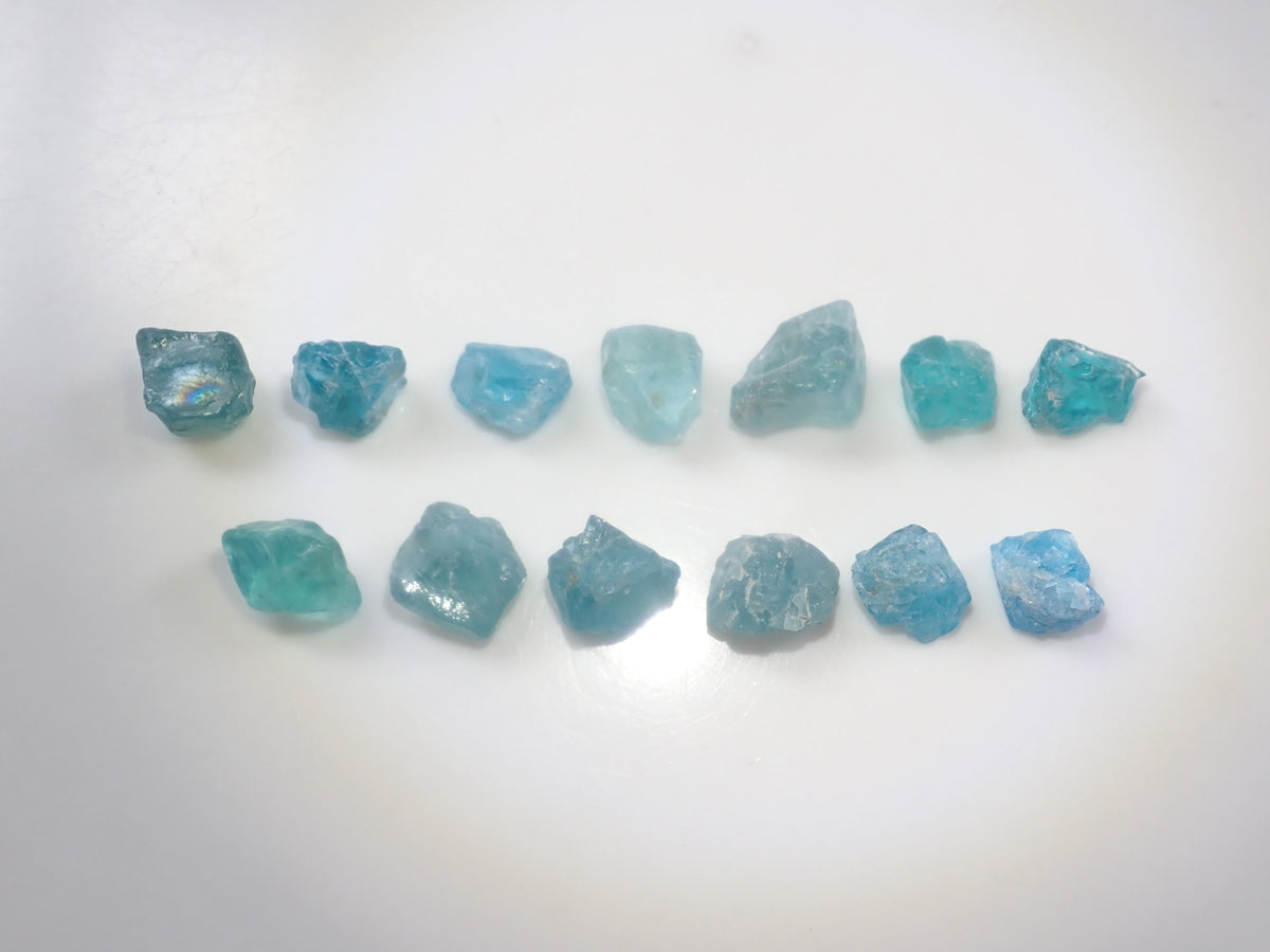 【9/20 22時販売】《限定13石》マダガスカル産アパタイト原石１石（平均3.8ct）《複数購入割引有》