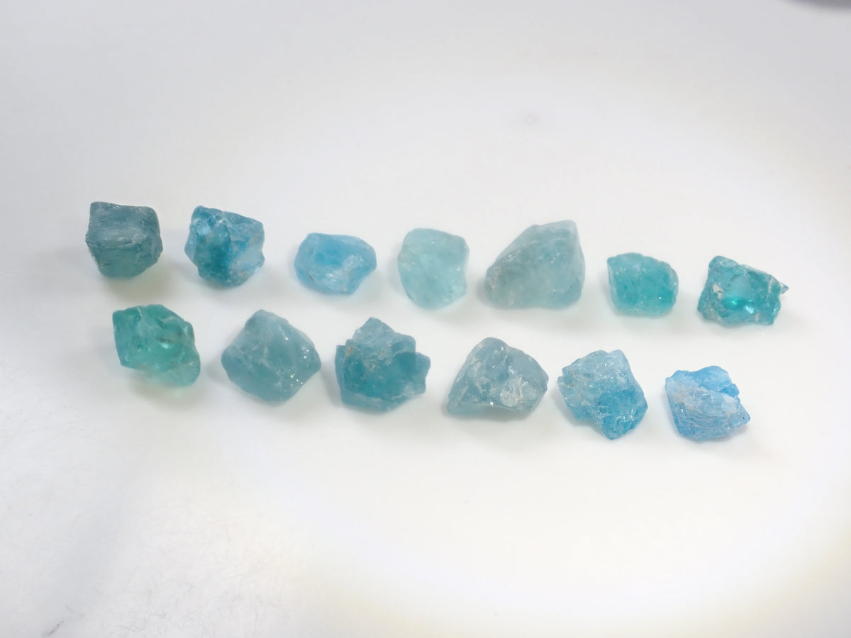 【9/20 22時販売】《限定13石》マダガスカル産アパタイト原石１石（平均3.8ct）《複数購入割引有》