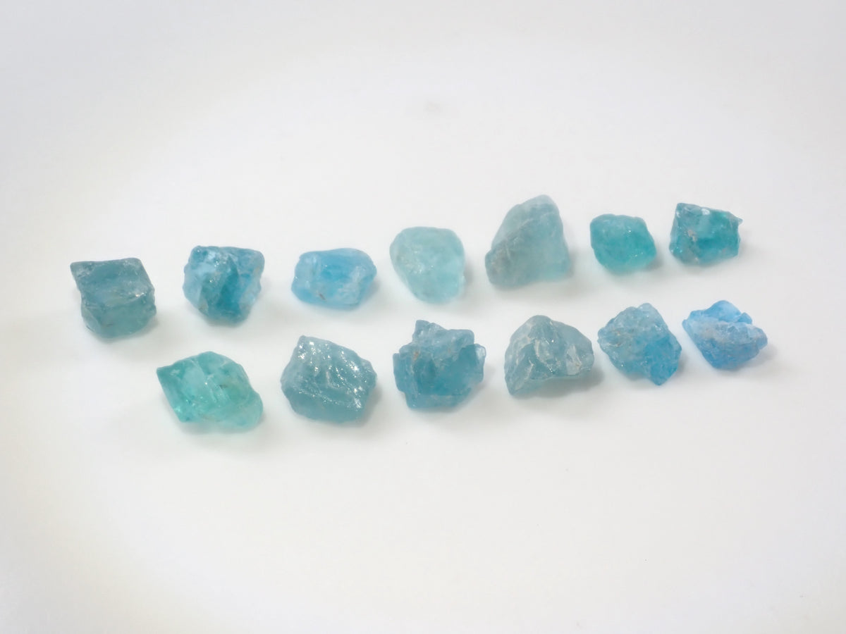 【9/20 22時販売】《限定13石》マダガスカル産アパタイト原石１石（平均3.8ct）《複数購入割引有》