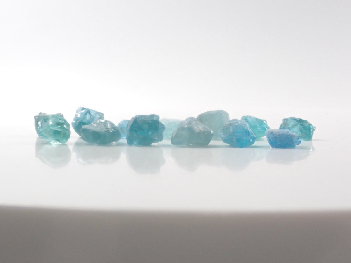 【9/20 22時販売】《限定13石》マダガスカル産アパタイト原石１石（平均3.8ct）《複数購入割引有》