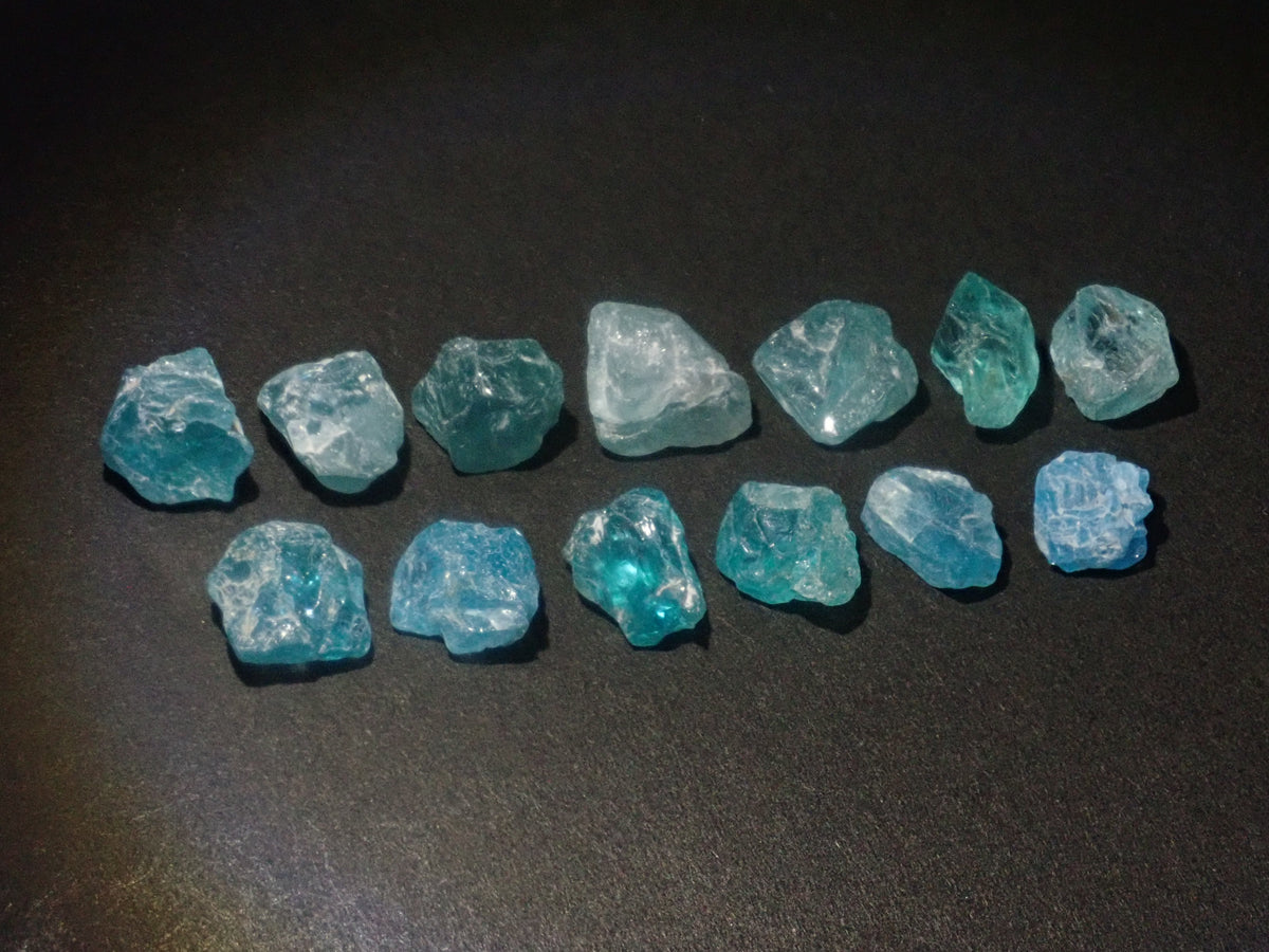 【9/20 22時販売】《限定13石》マダガスカル産アパタイト原石１石（平均3.8ct）《複数購入割引有》