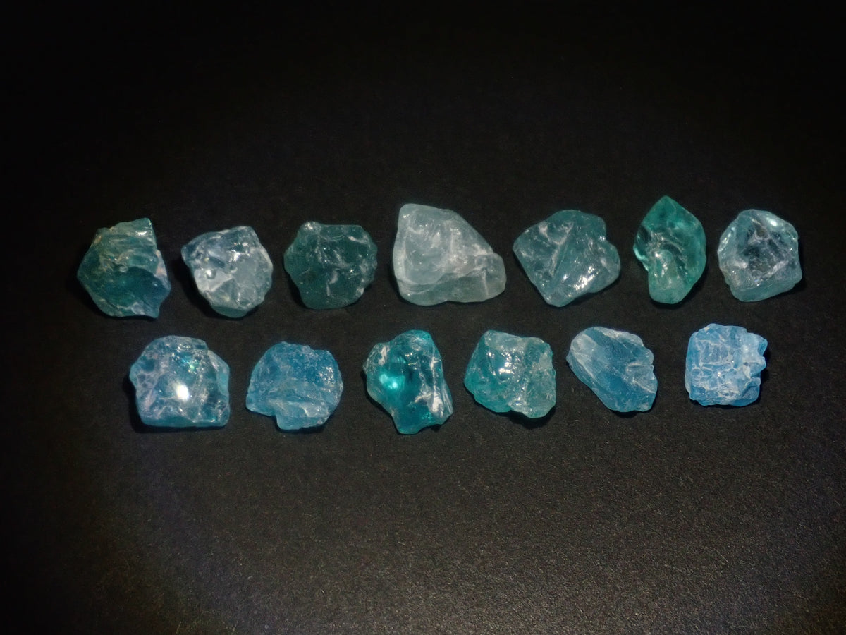 【9/20 22時販売】《限定13石》マダガスカル産アパタイト原石１石（平均3.8ct）《複数購入割引有》