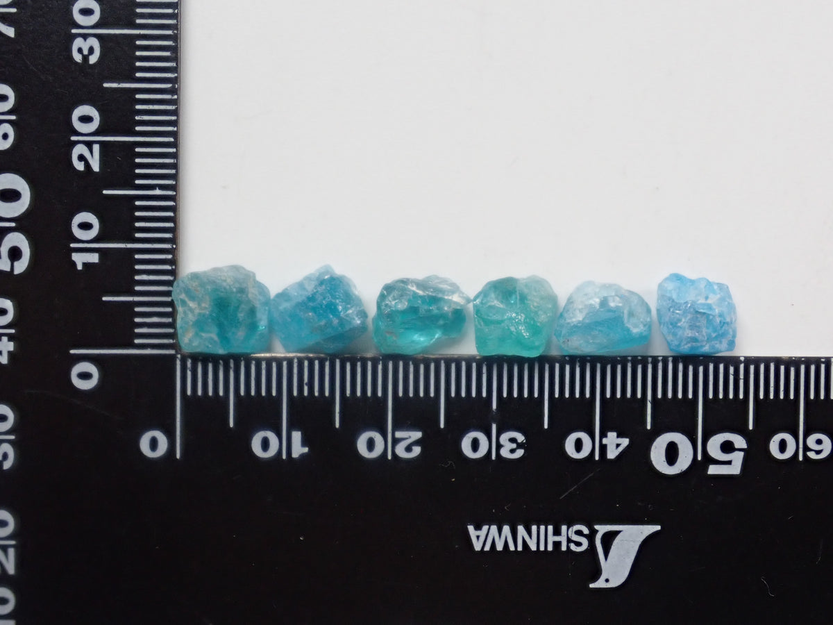 【9/20 22時販売】《限定13石》マダガスカル産アパタイト原石１石（平均3.8ct）《複数購入割引有》