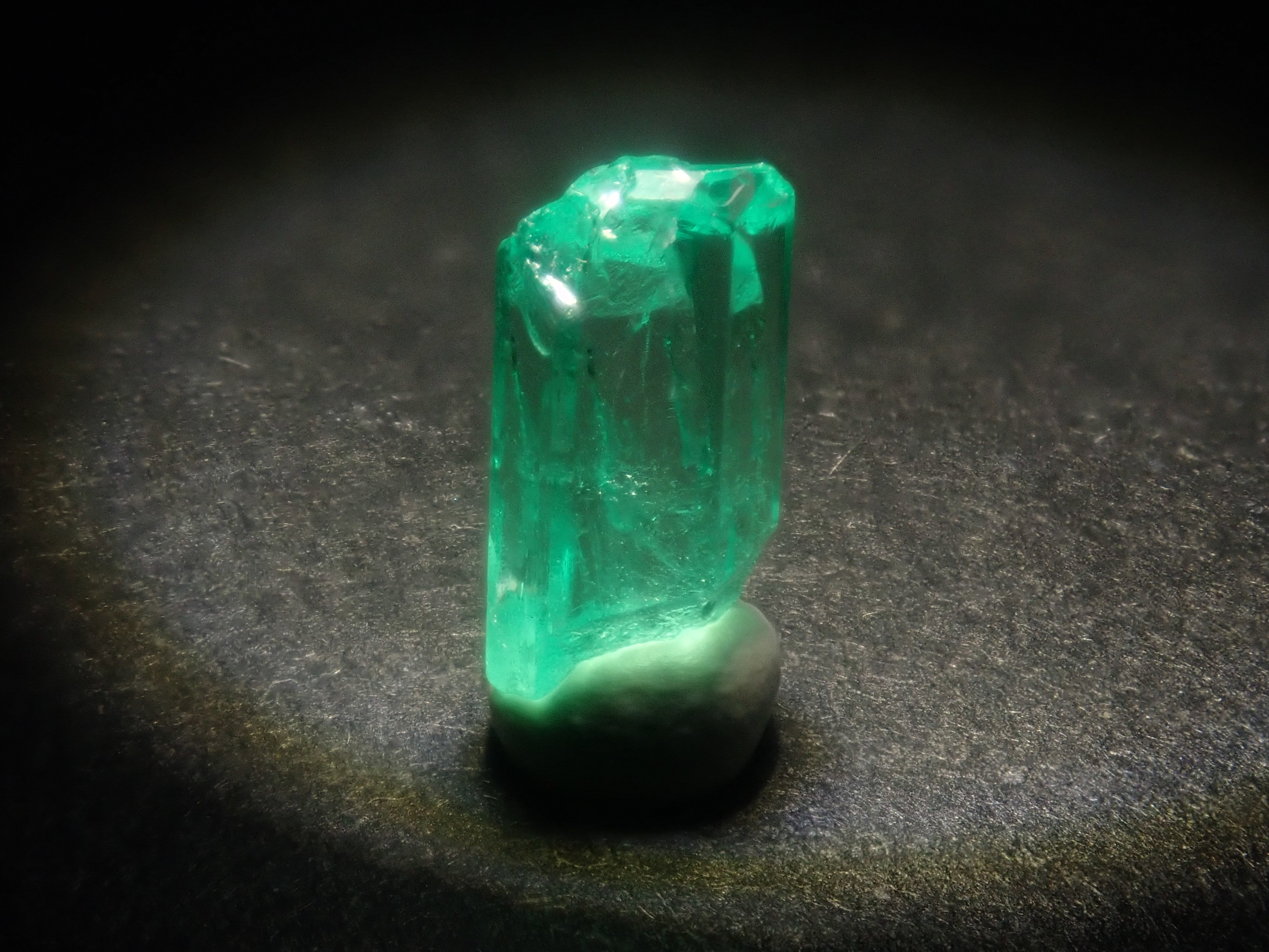 コロンビア産エメラルド原石（平均0.75ct）