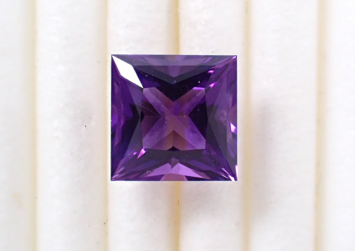 [Ref: 12564492] Color-shift Amethyst 1.690ct Loose Gemstone