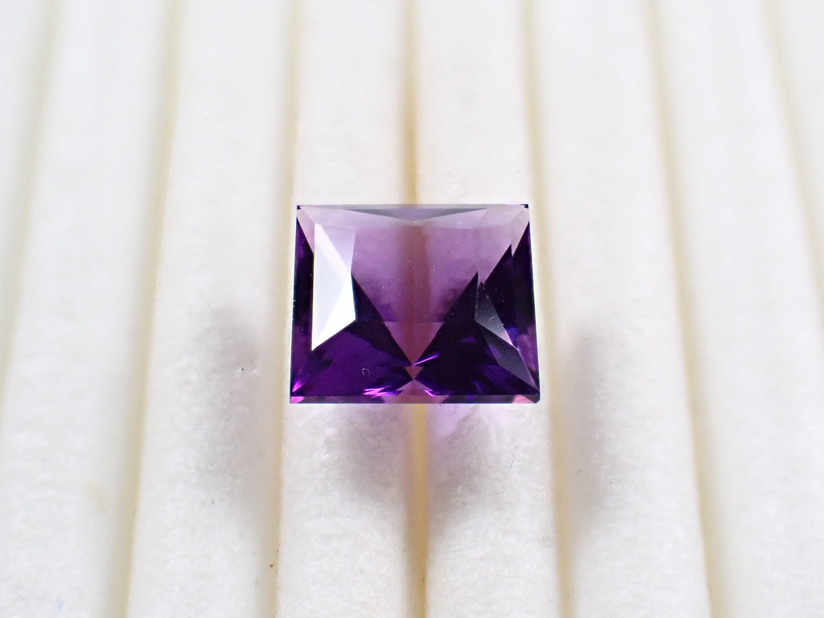 [Ref: 12564492] Color-shift Amethyst 1.690ct Loose Gemstone