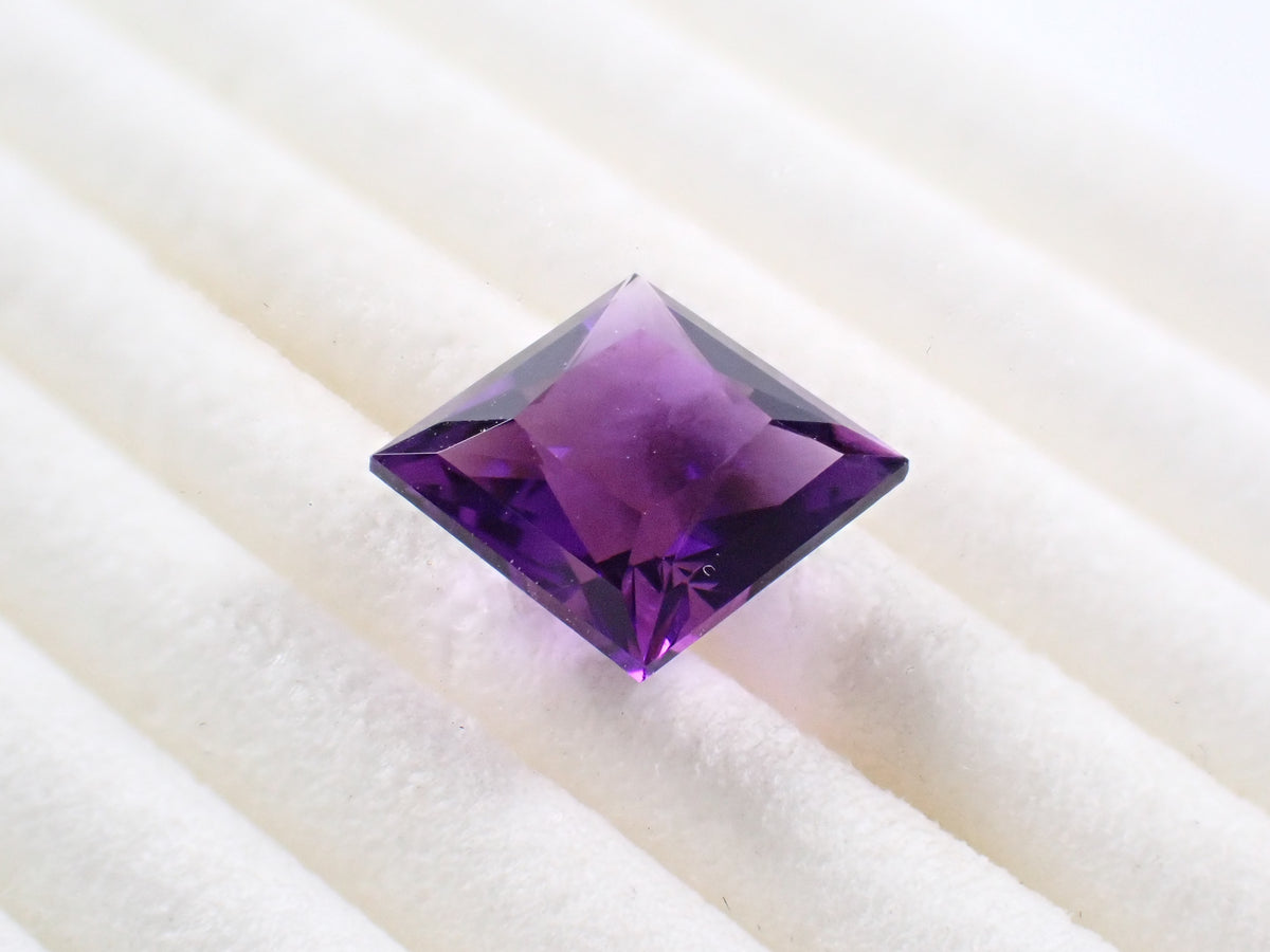 [Ref: 12564492] Color-shift Amethyst 1.690ct Loose Gemstone