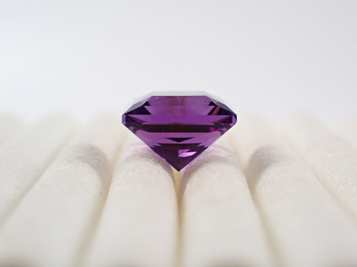 [Ref: 12564492] Color-shift Amethyst 1.690ct Loose Gemstone