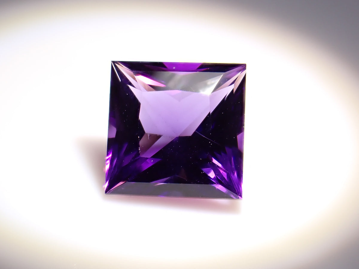 [Ref: 12564492] Color-shift Amethyst 1.690ct Loose Gemstone