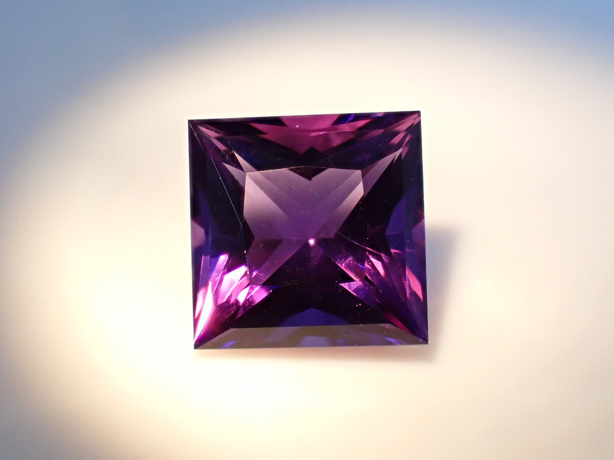 [Ref: 12564492] Color-shift Amethyst 1.690ct Loose Gemstone