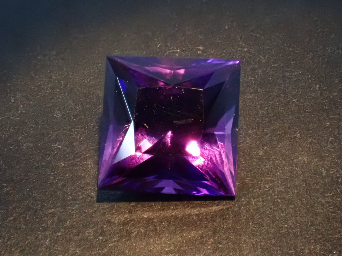 [Ref: 12564492] Color-shift Amethyst 1.690ct Loose Gemstone