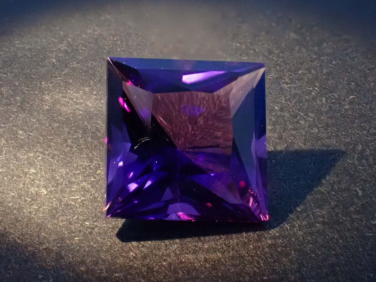 [Ref: 12564492] Color-shift Amethyst 1.690ct Loose Gemstone