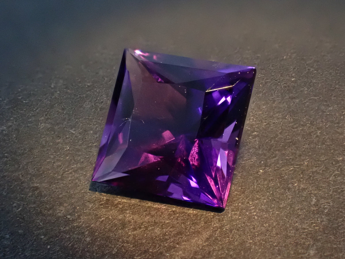 [Ref: 12564492] Color-shift Amethyst 1.690ct Loose Gemstone