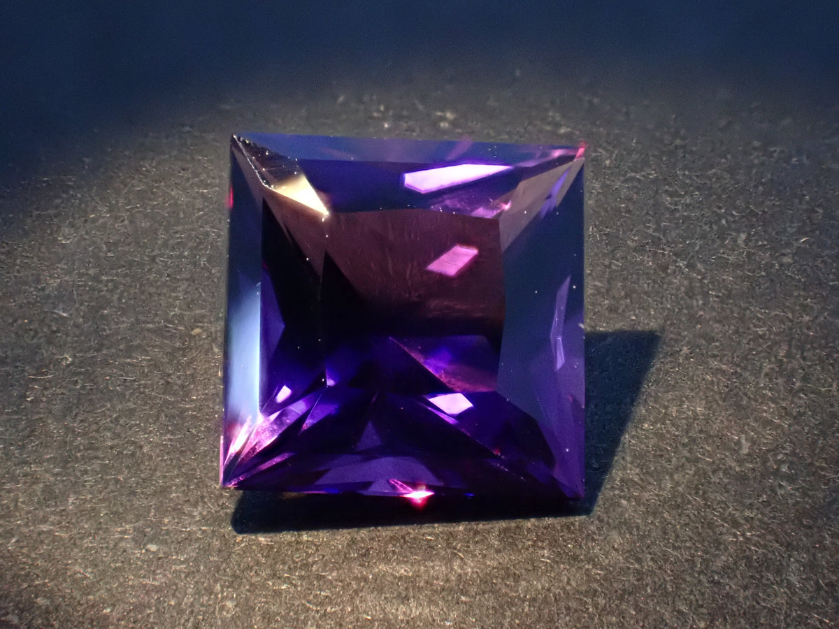 [Ref: 12564492] Color-shift Amethyst 1.690ct Loose Gemstone