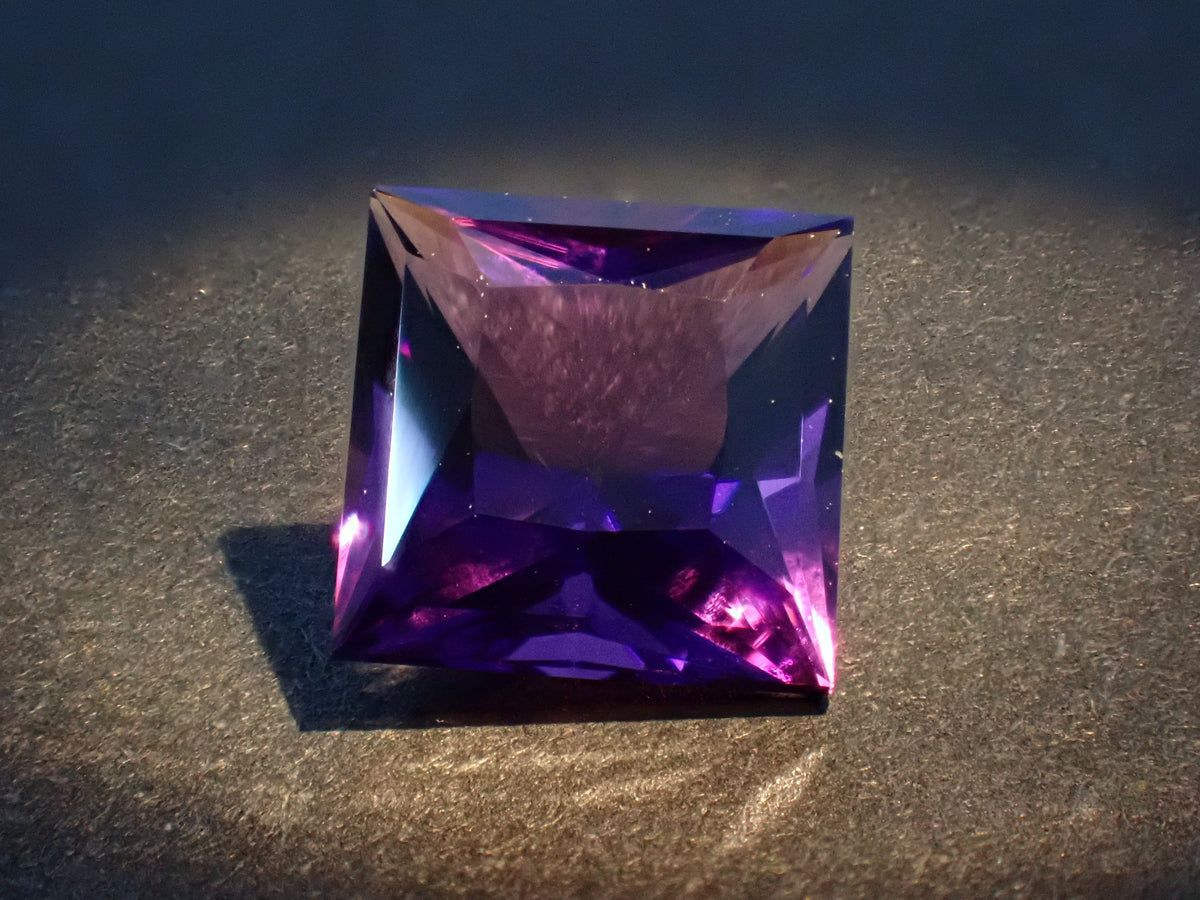 [Ref: 12564492] Color-shift Amethyst 1.690ct Loose Gemstone