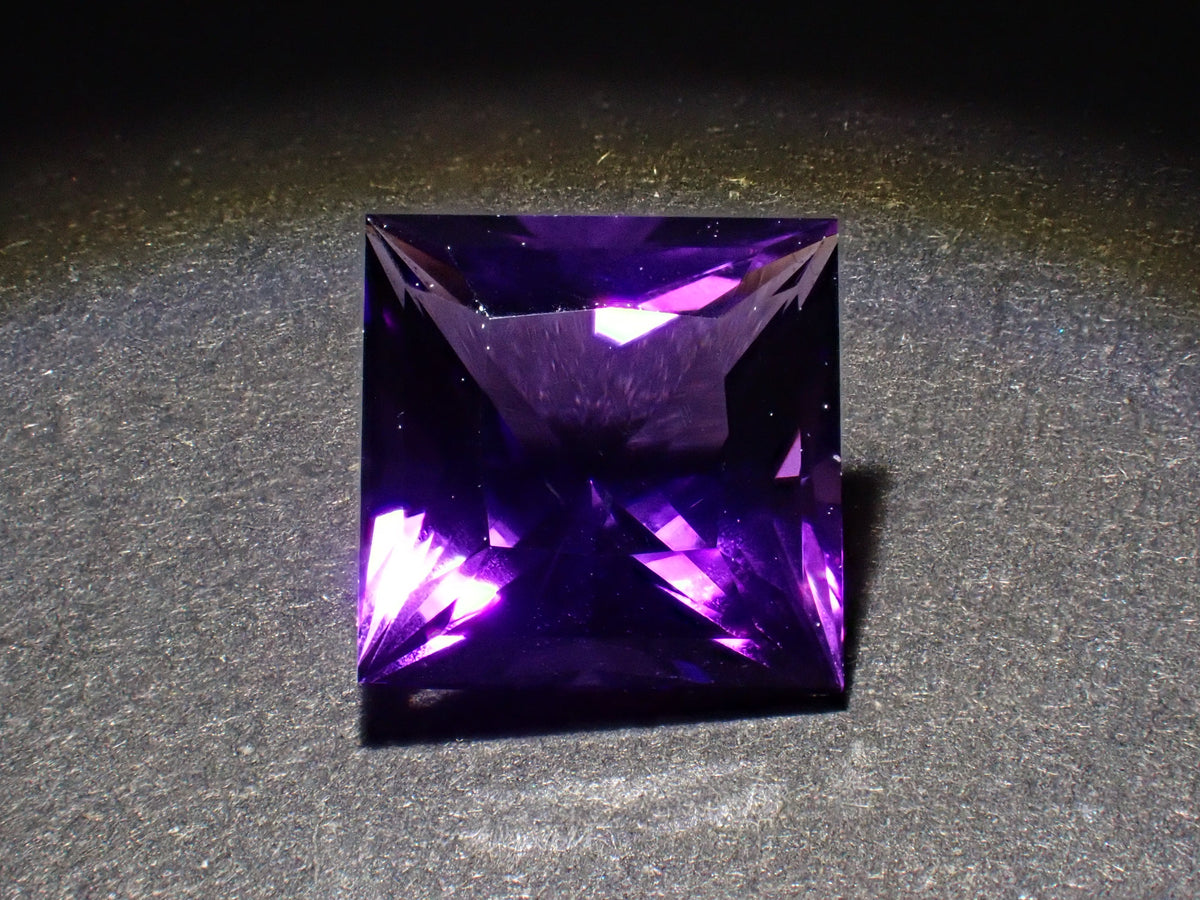 [Ref: 12564492] Color-shift Amethyst 1.690ct Loose Gemstone