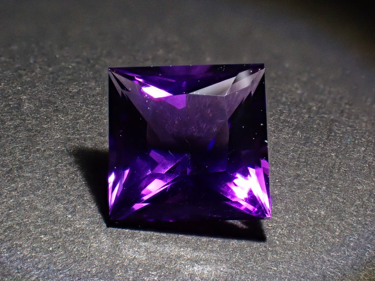 [Ref: 12564492] Color-shift Amethyst 1.690ct Loose Gemstone