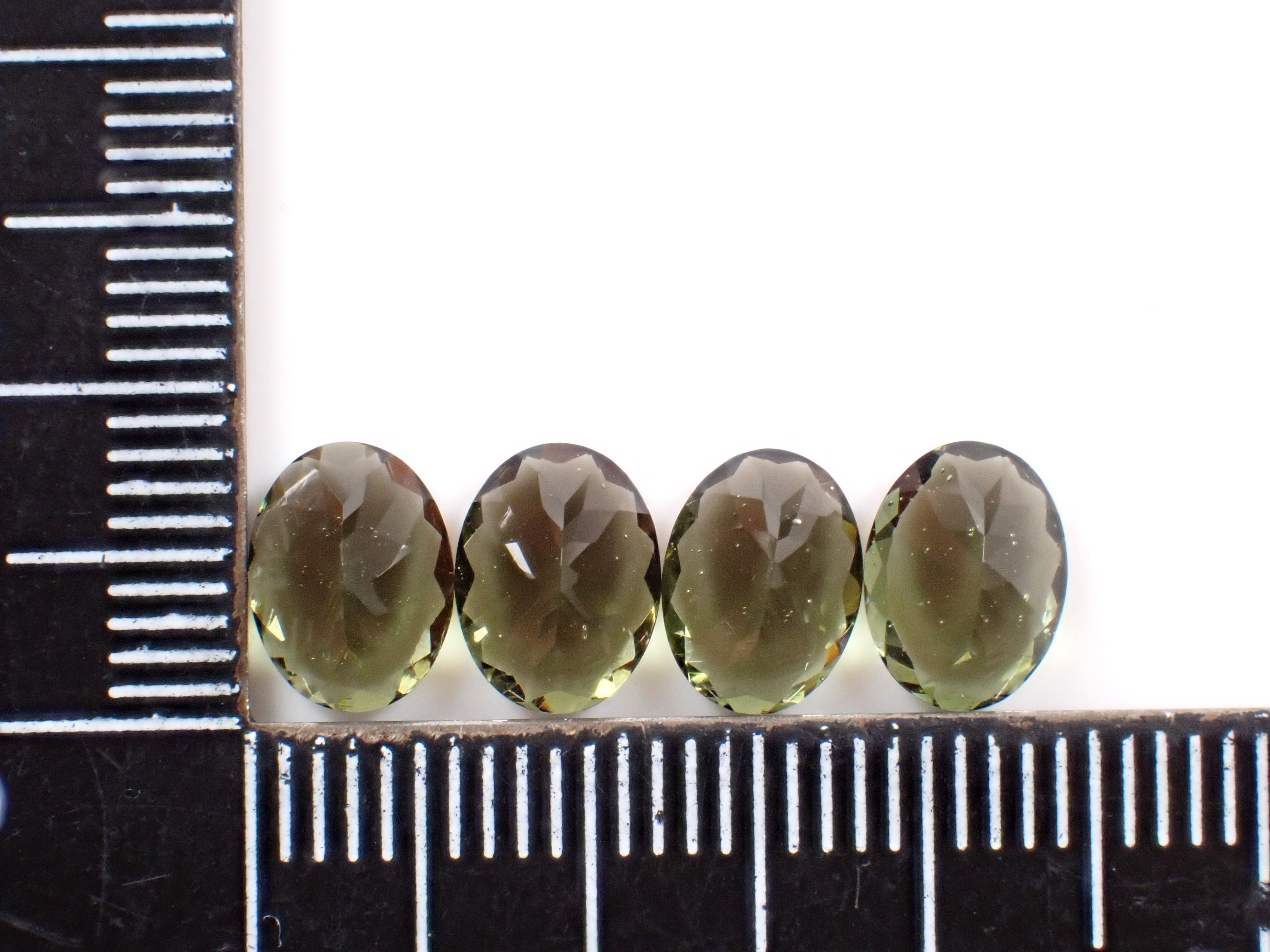 4石限定》旧チェコスロバキア産モルダバイト1石ルース（8×6mm,オーバル