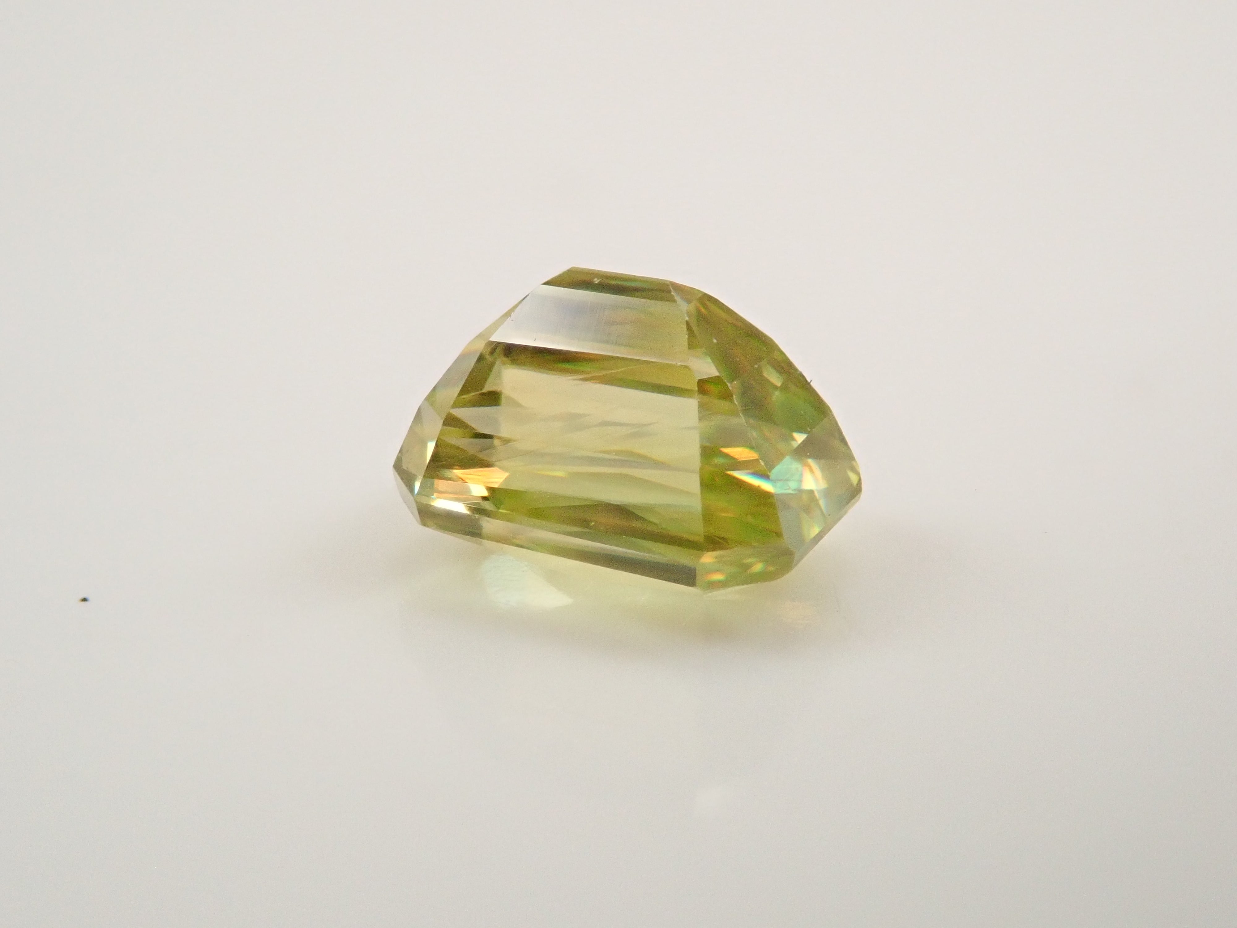 【10/7 22時販売】ジンバブエ産スフェーン 0.987ctルース