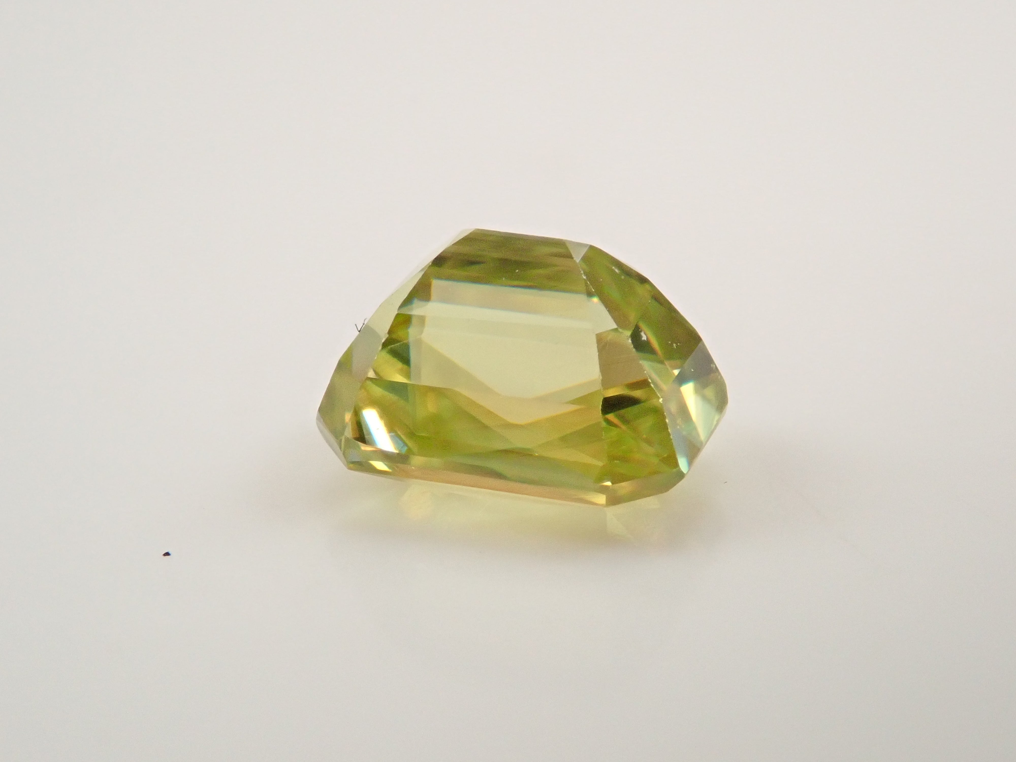 【10/7 22時販売】ジンバブエ産スフェーン 0.987ctルース