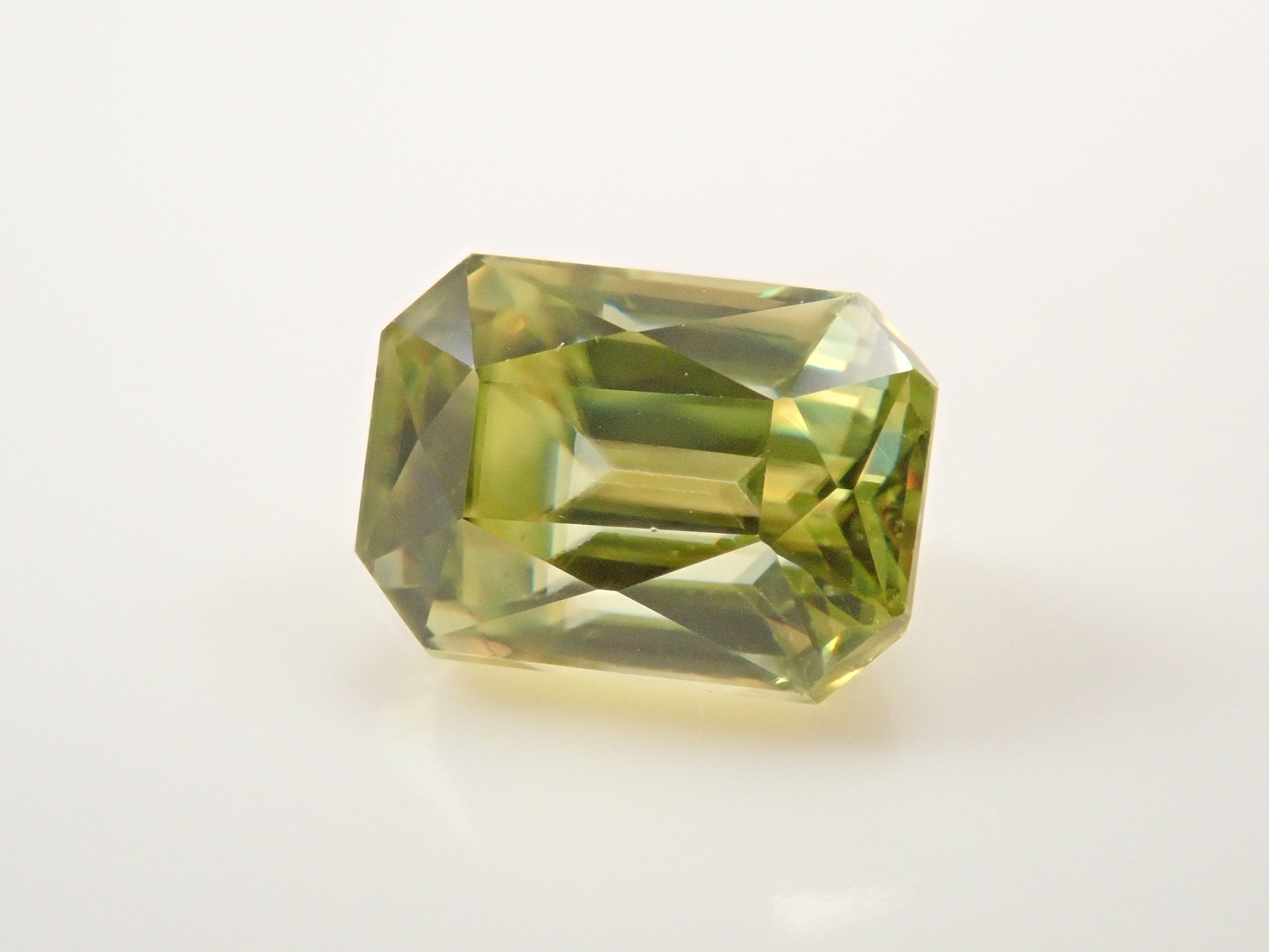 【10/7 22時販売】ジンバブエ産スフェーン 0.987ctルース
