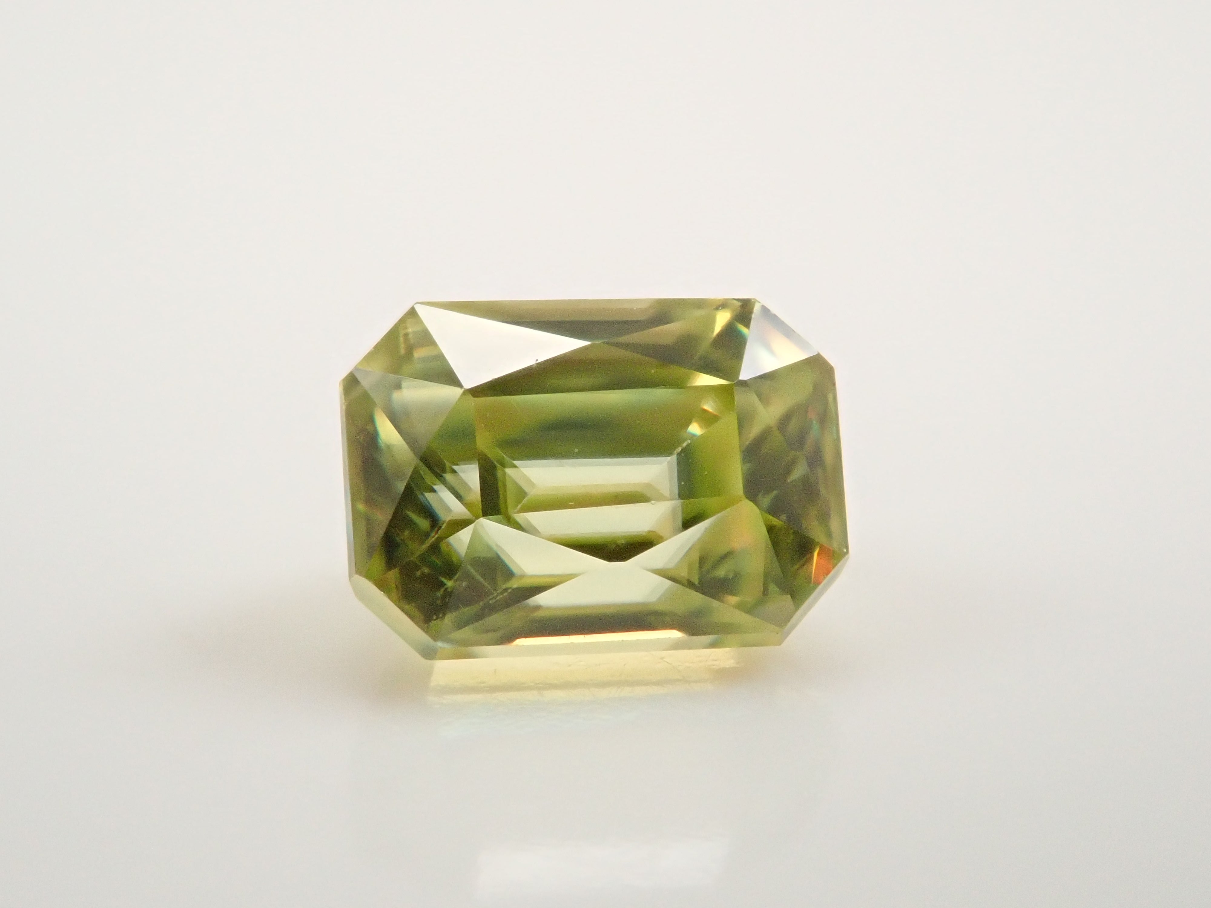 【10/7 22時販売】ジンバブエ産スフェーン 0.987ctルース