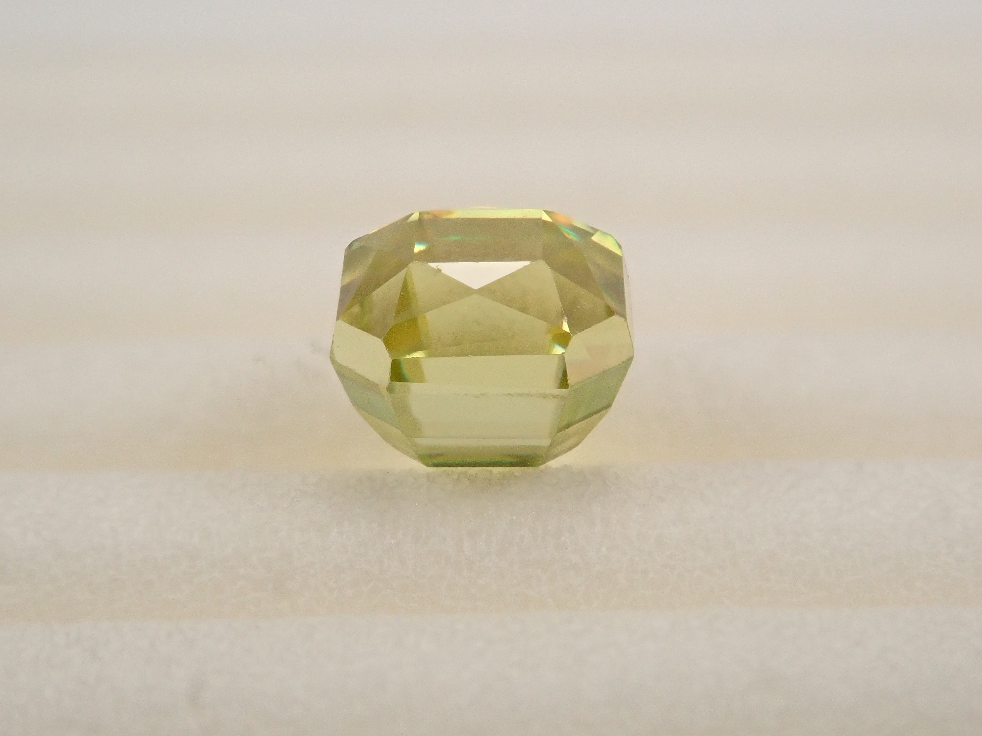 【10/7 22時販売】ジンバブエ産スフェーン 0.978ctルース