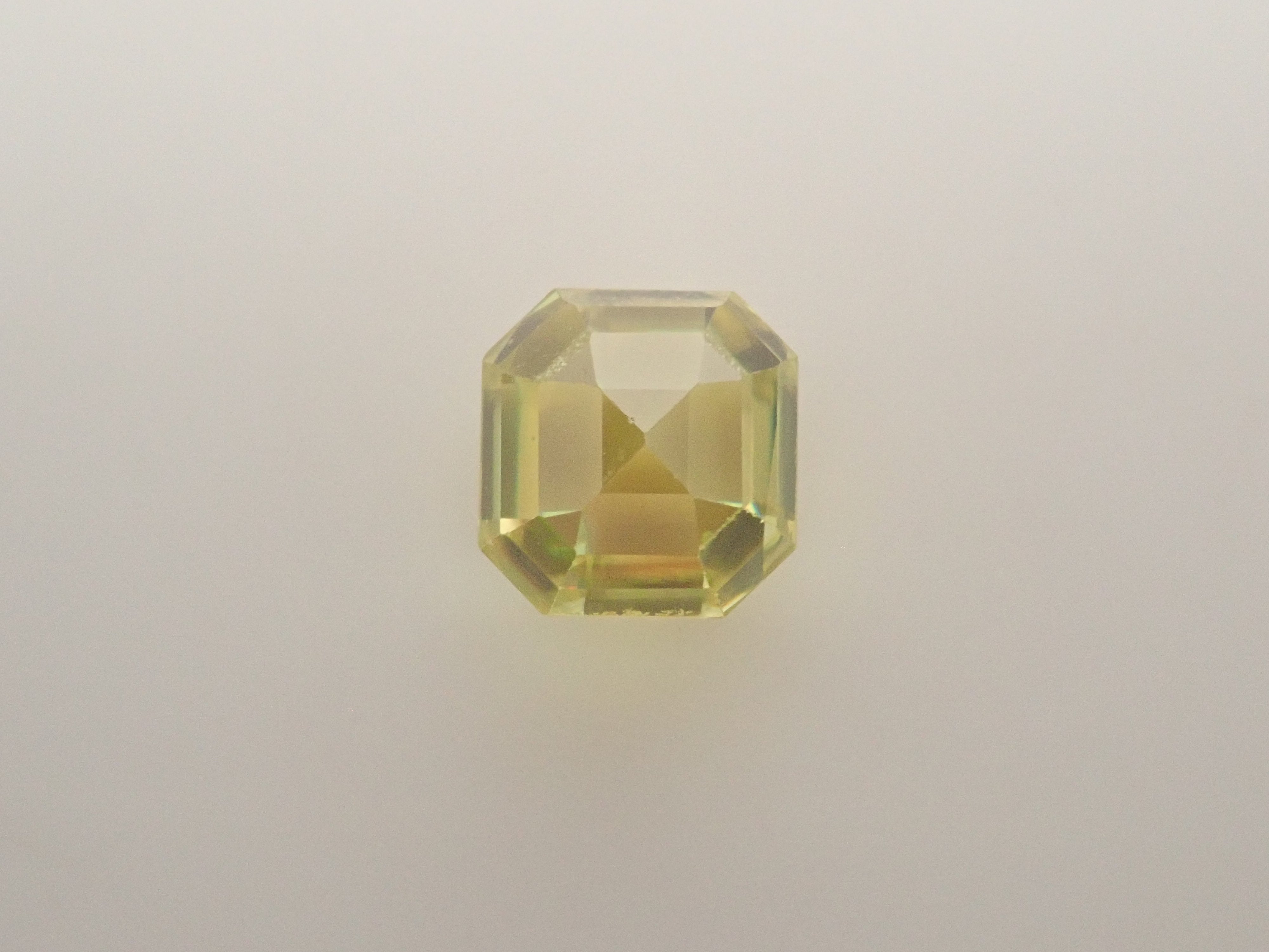 【10/7 22時販売】ジンバブエ産スフェーン 0.978ctルース