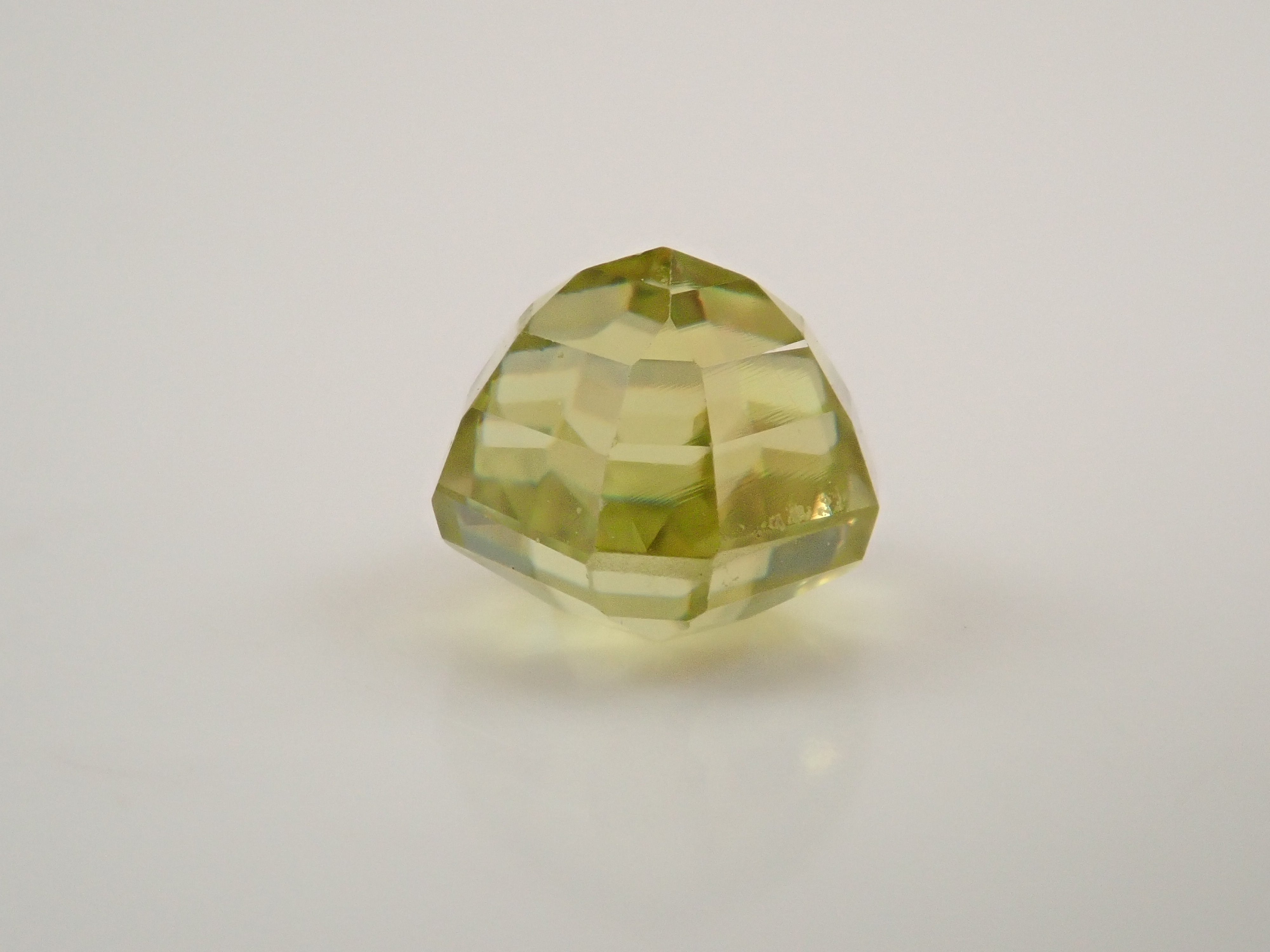 【10/7 22時販売】ジンバブエ産スフェーン 0.978ctルース