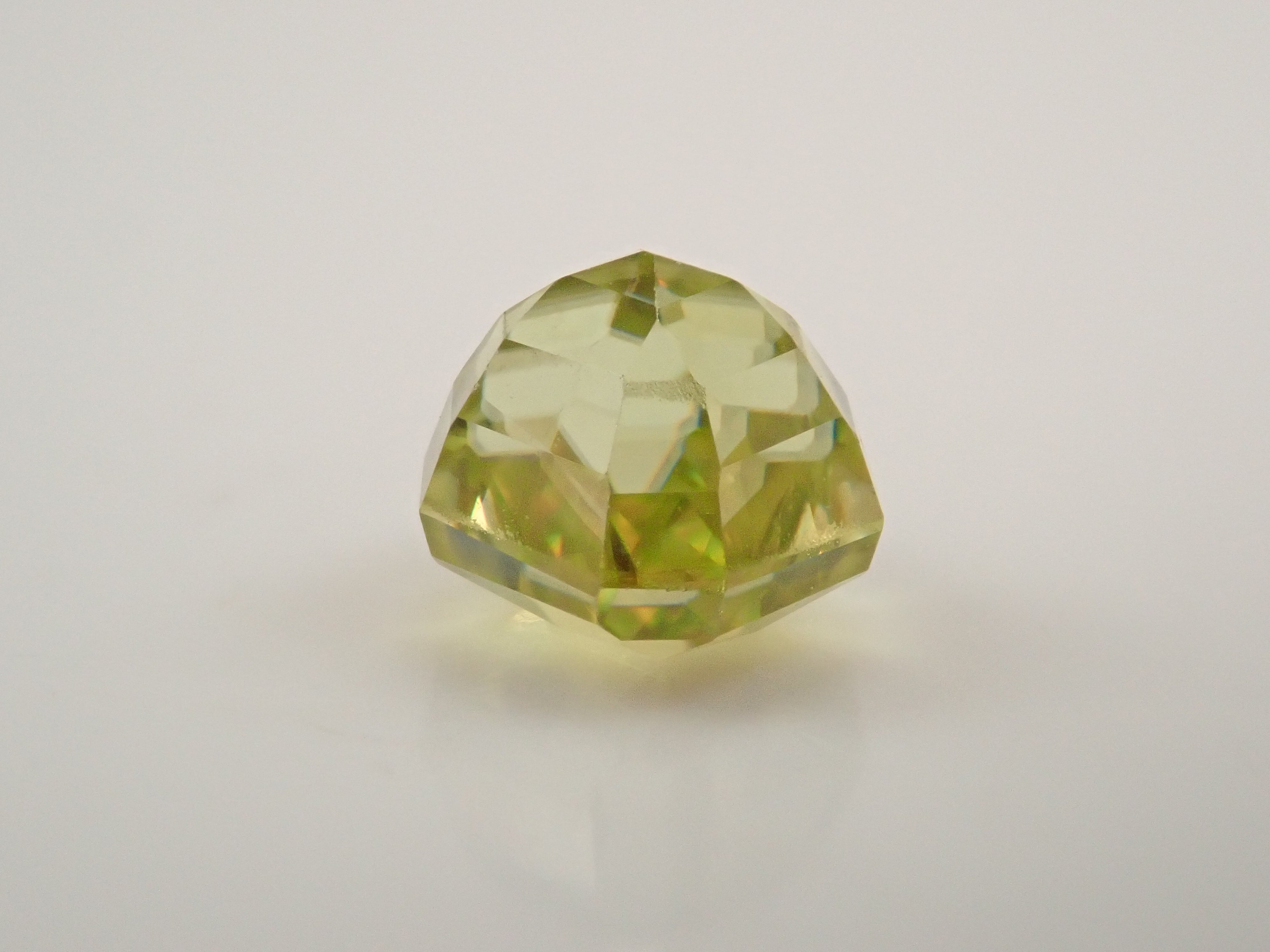 【10/7 22時販売】ジンバブエ産スフェーン 0.978ctルース