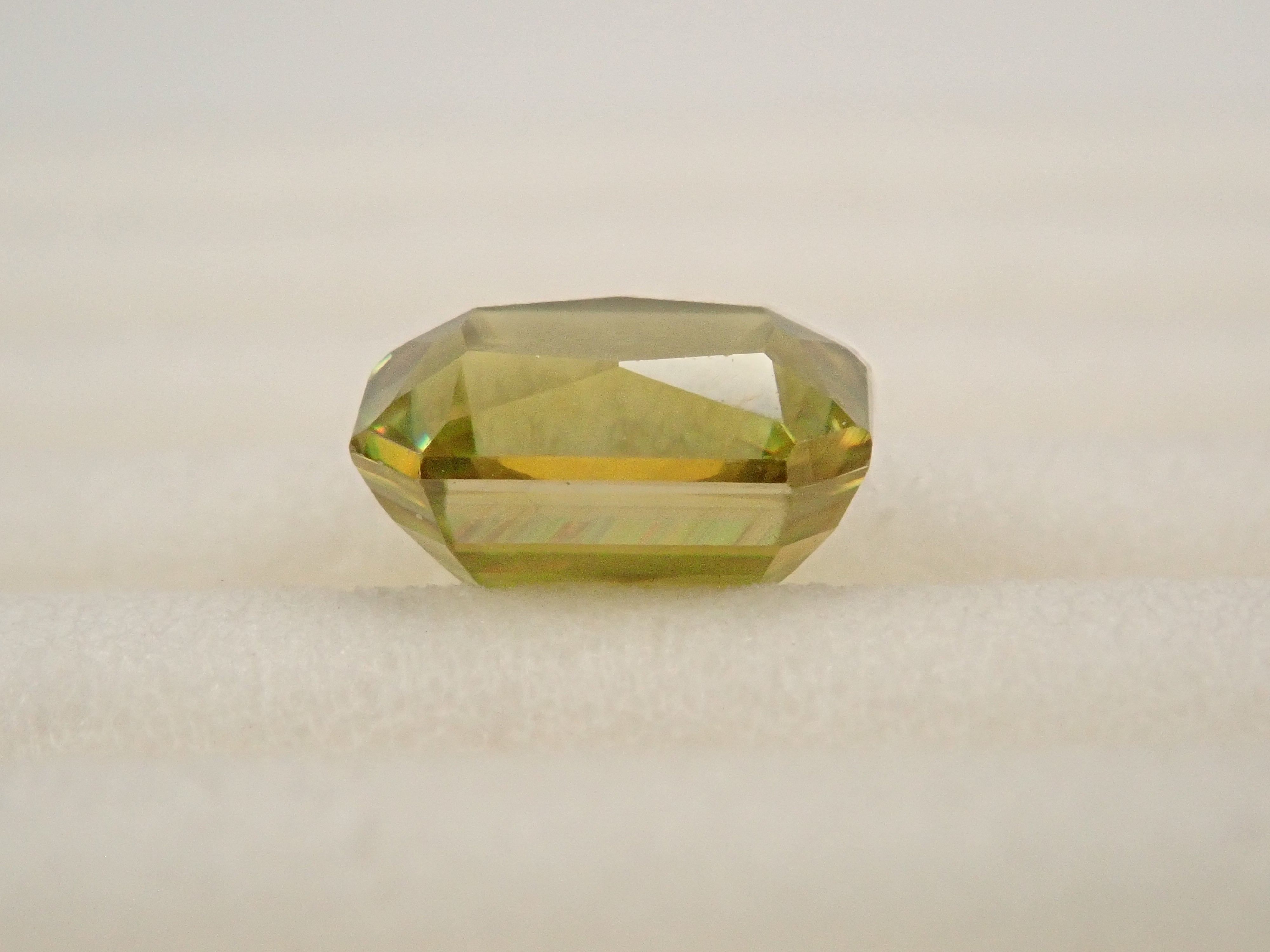 【10/8 22時販売】ジンバブエ産スフェーン 0.704ctルース