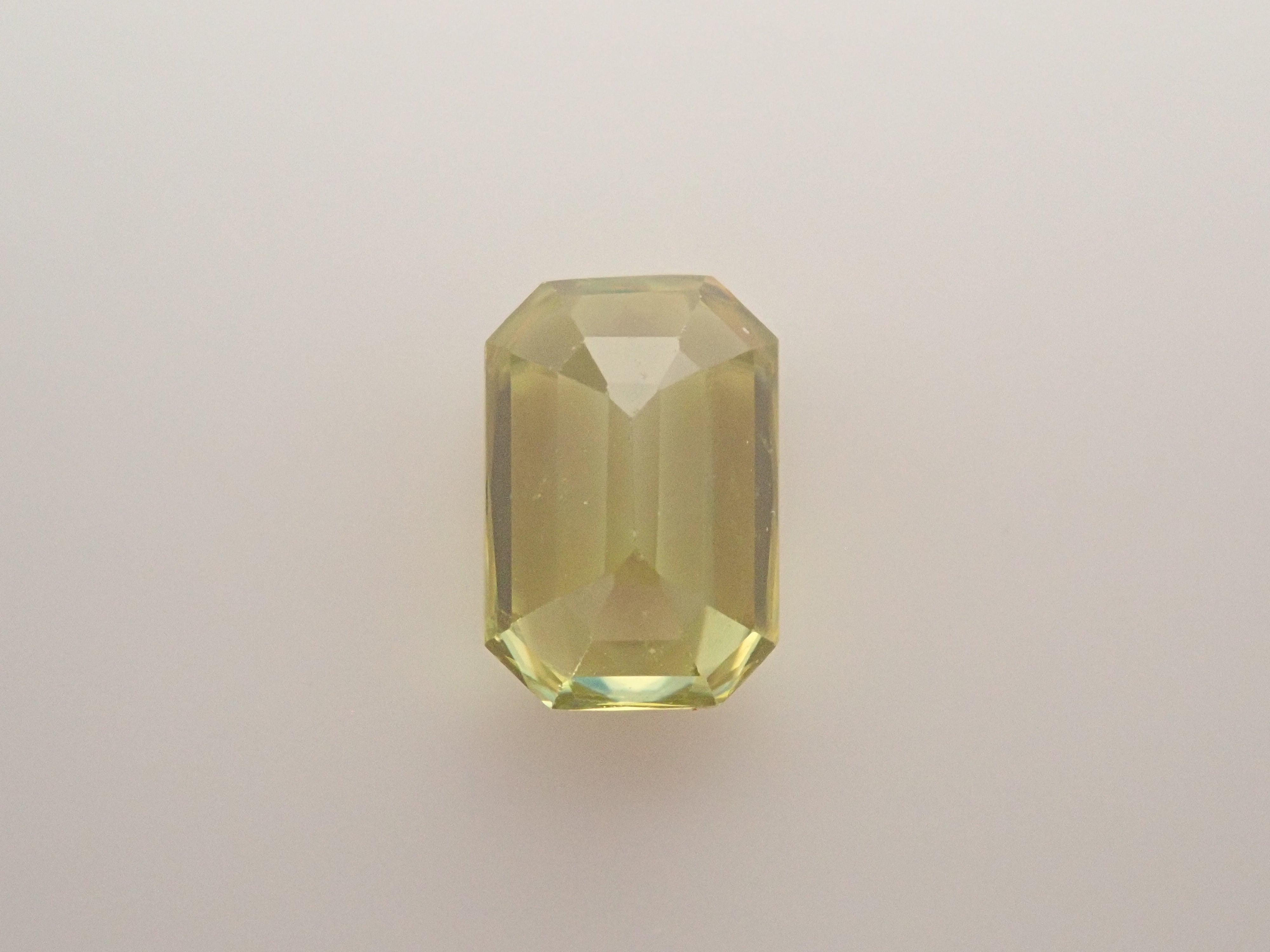 【10/8 22時販売】ジンバブエ産スフェーン 0.704ctルース