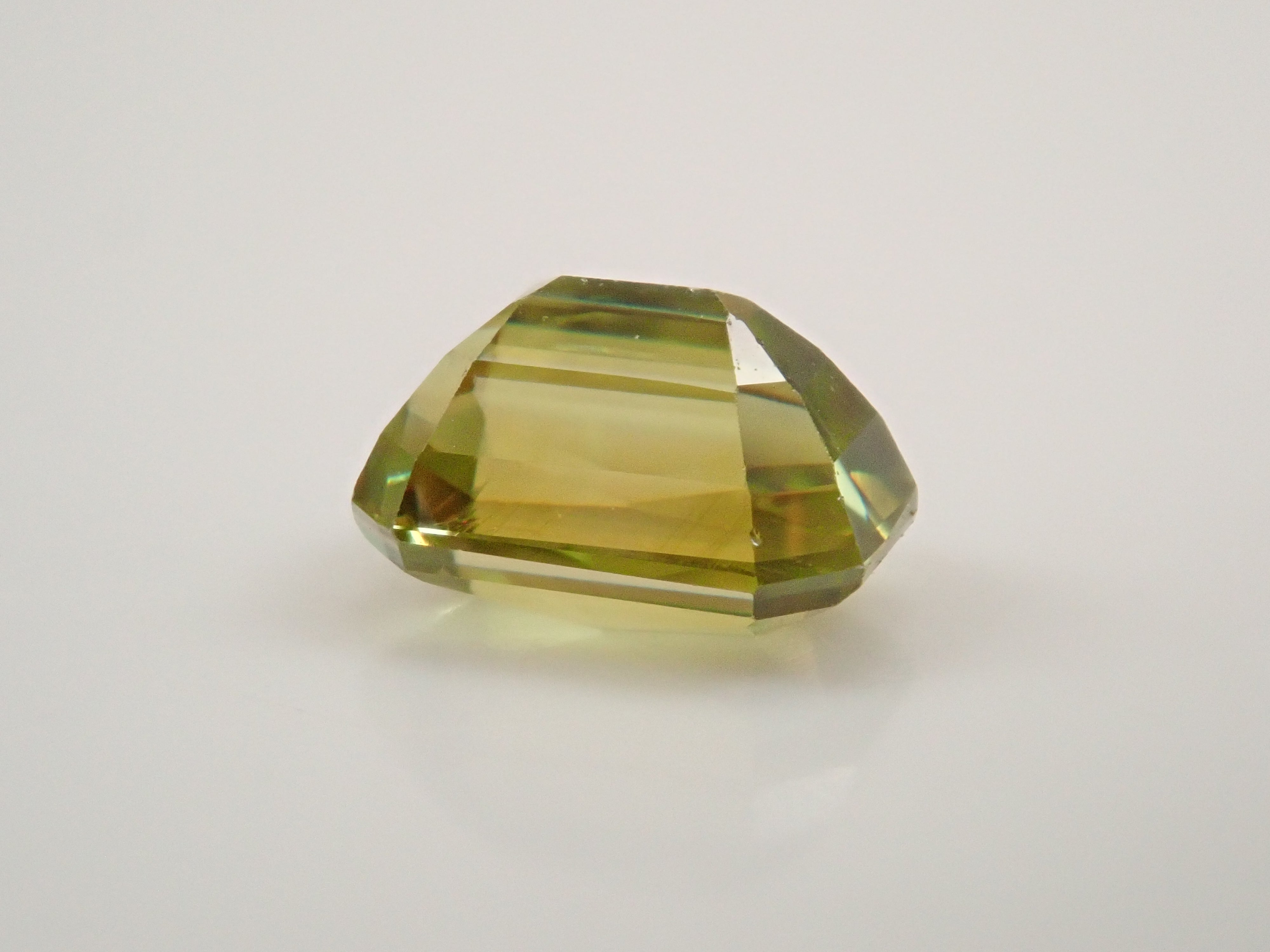 【10/8 22時販売】ジンバブエ産スフェーン 0.704ctルース