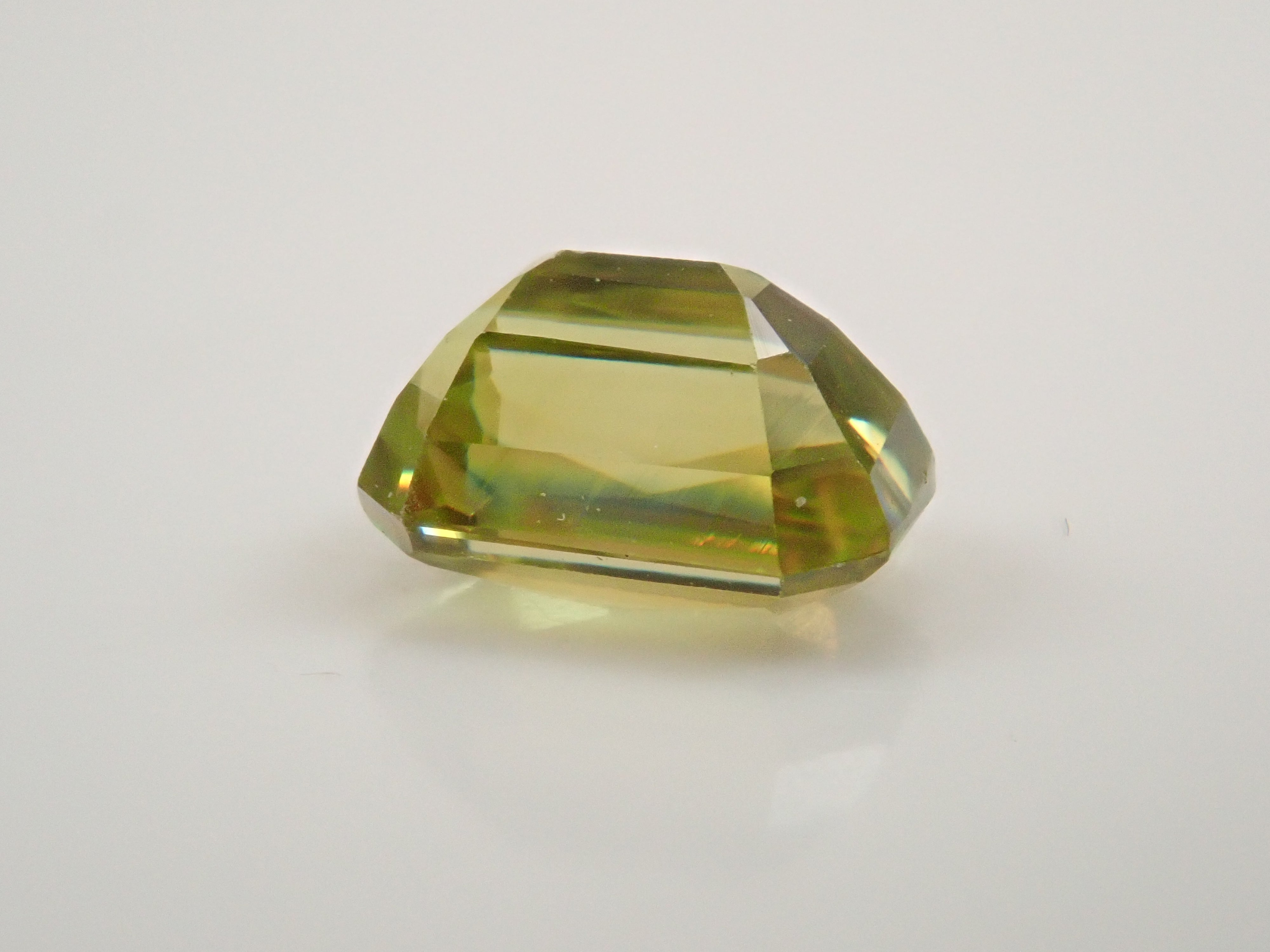 【10/8 22時販売】ジンバブエ産スフェーン 0.704ctルース