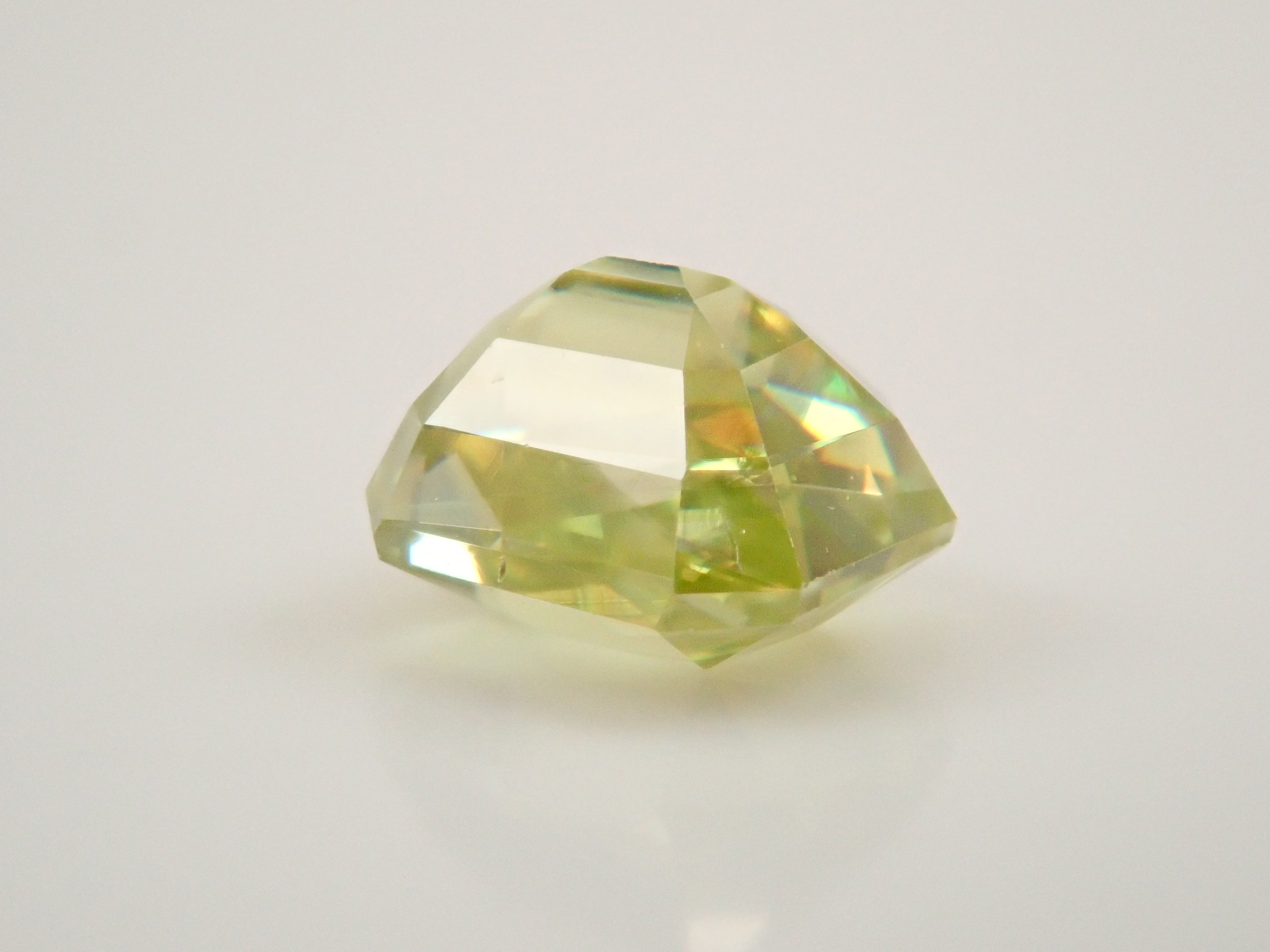 【10/9 22時販売】ジンバブエ産スフェーン 0.726ctルース