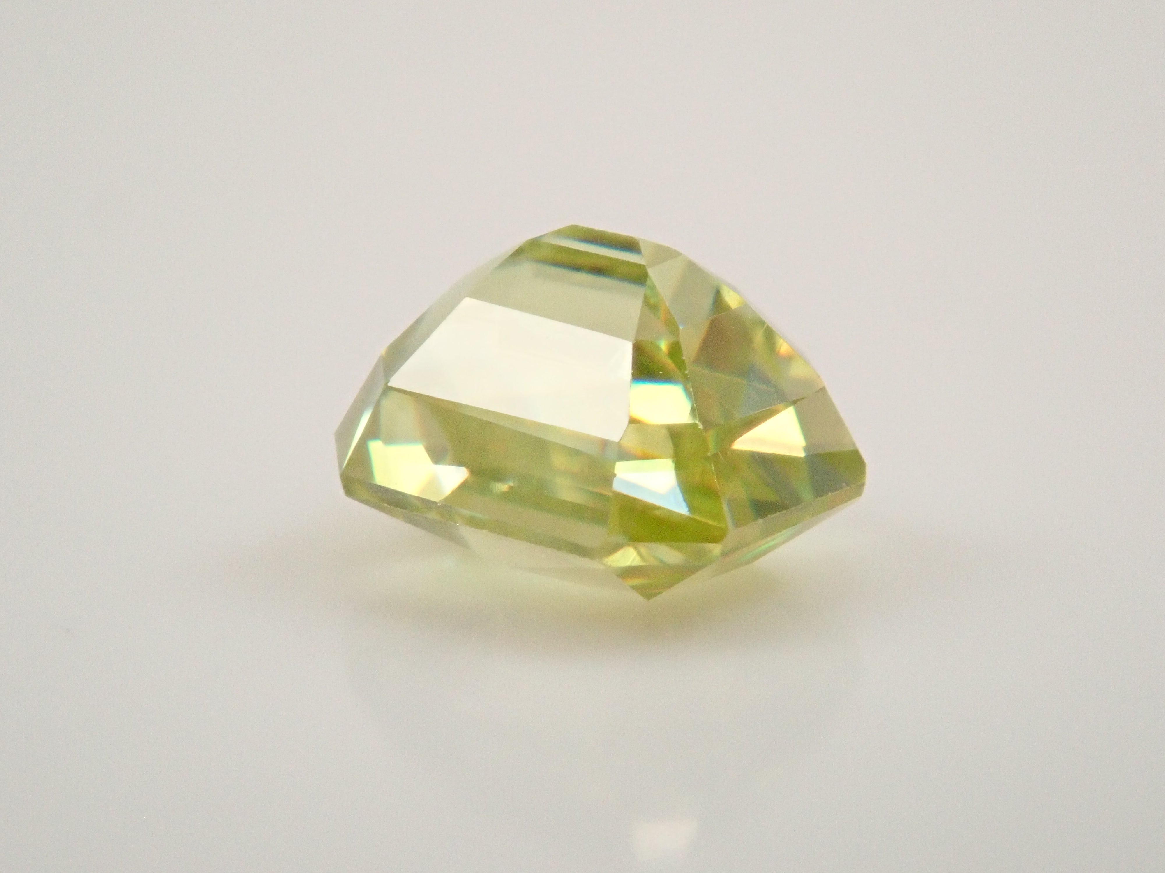 【10/9 22時販売】ジンバブエ産スフェーン 0.726ctルース