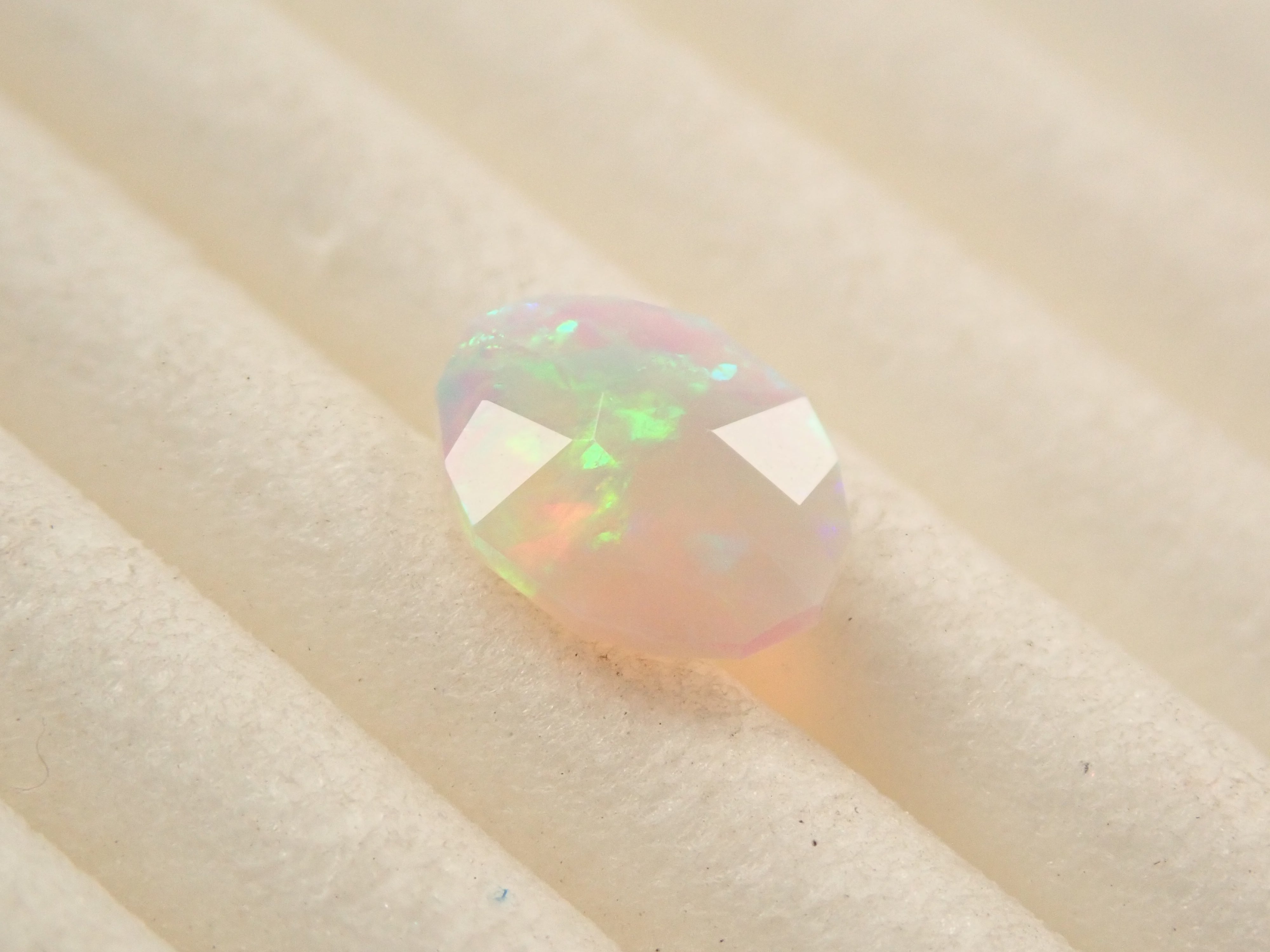 【10/10 22時販売】オーストラリア産オパール 0.374ctルース