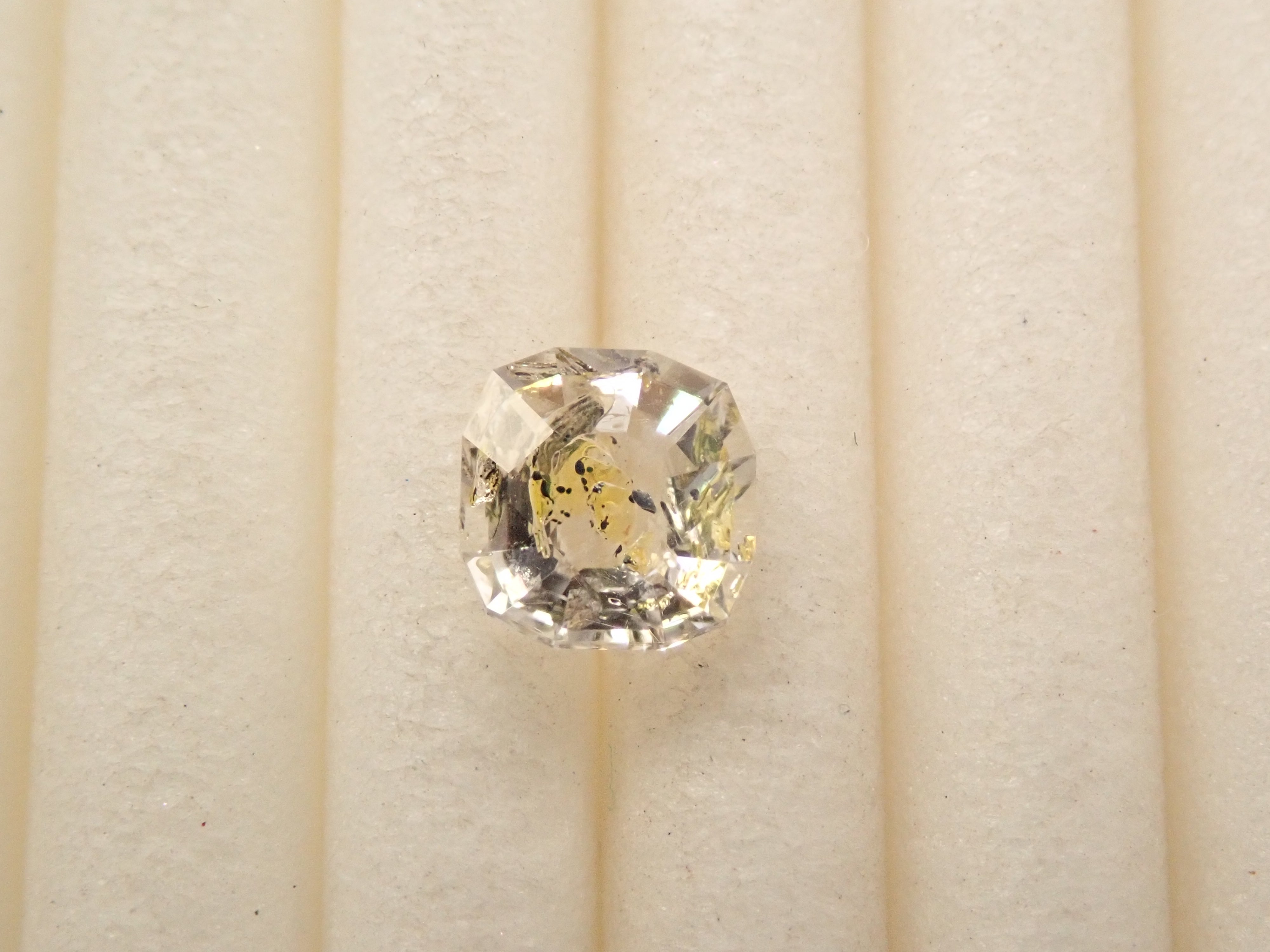 【10/8 22時販売】パキスタン産オイルインクォーツ 0.353ctルース（ファセットカット）