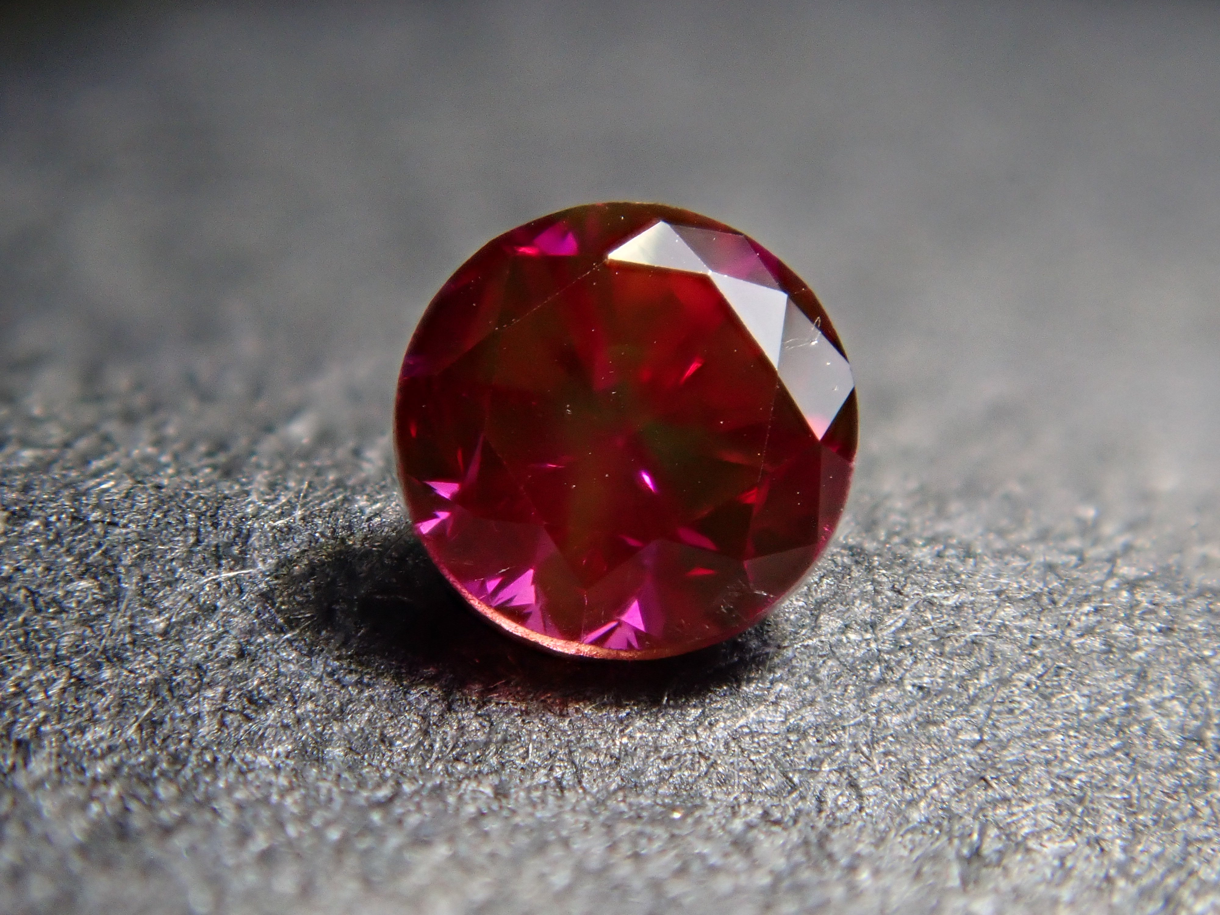 パープルダイヤモンド（トリートメント） 2.6mm/0.088ctルース（バイ