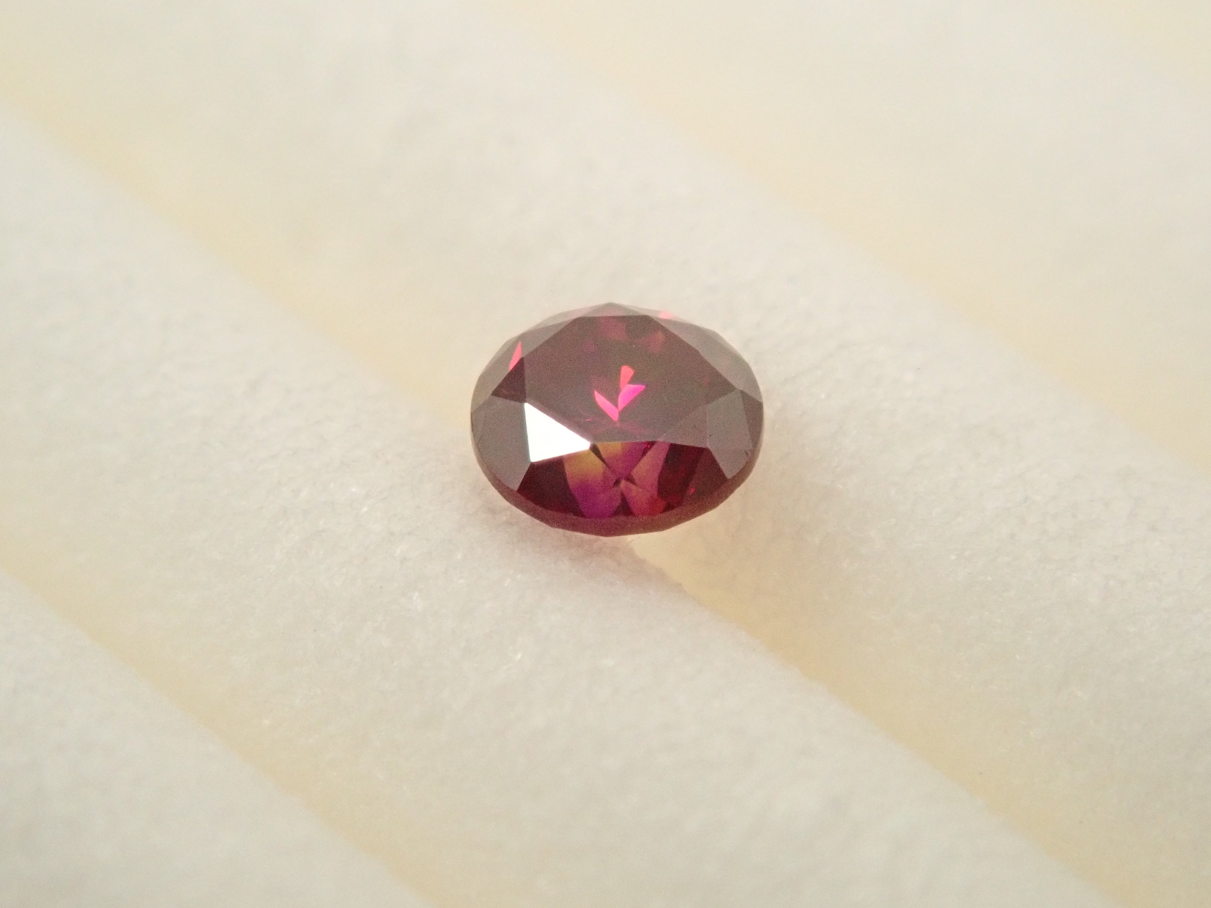 Purple Diamond (Treated) 2.6mm/0.088ct Loose (Bicolor Fluorescent)