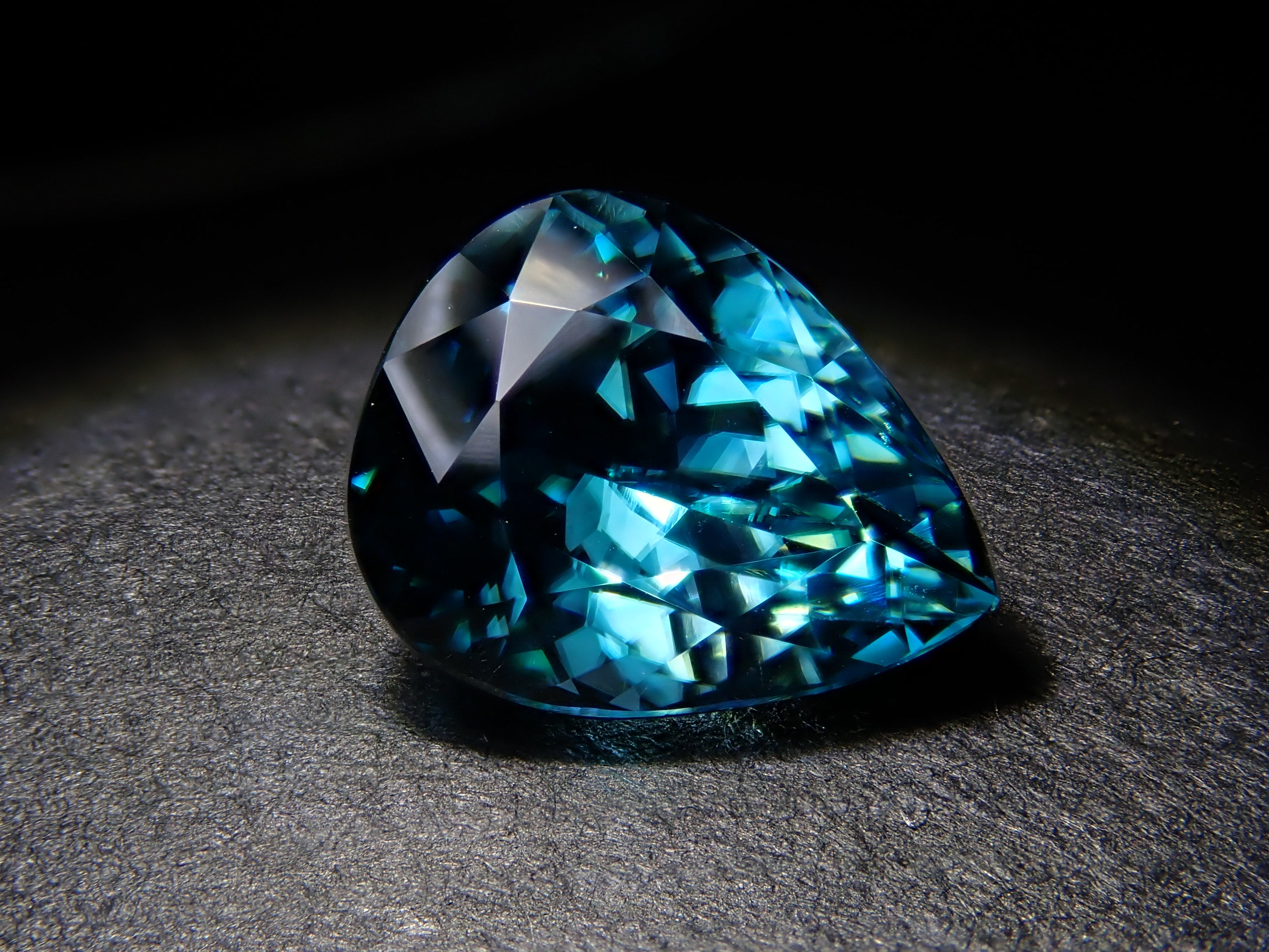 カンボジア産ブルージルコン（ラタナキリブルー） 2.232ctルース