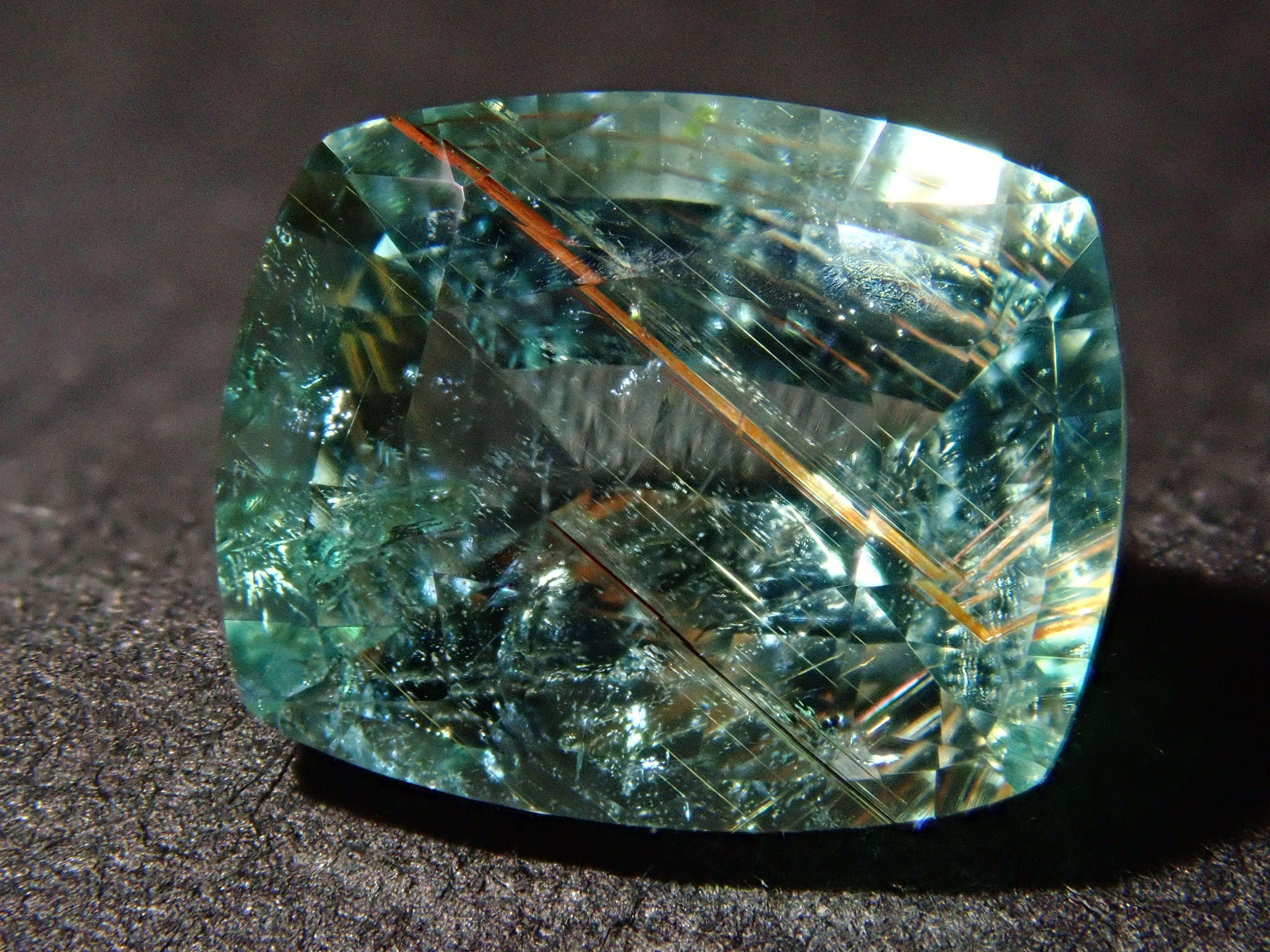 モザンビーク産パライバトルマリン 1.309ctルース（酸化鉄