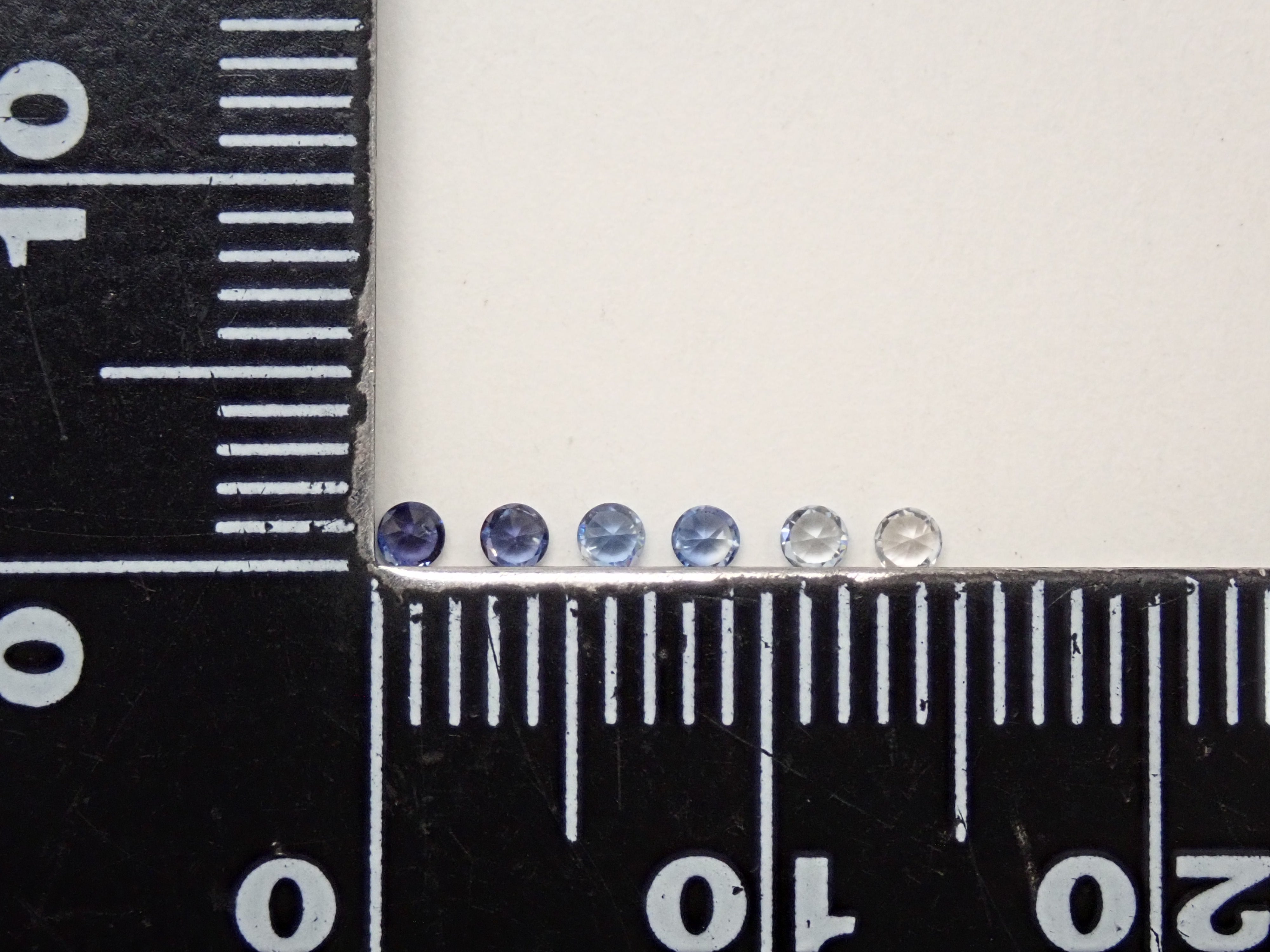 アメリカ産ベニトアイト 1.8mm/0.159ctルース（グラデーション）