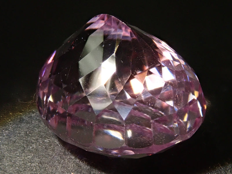 產自阿富汗的鋰紫玉 26.784 克拉裸石