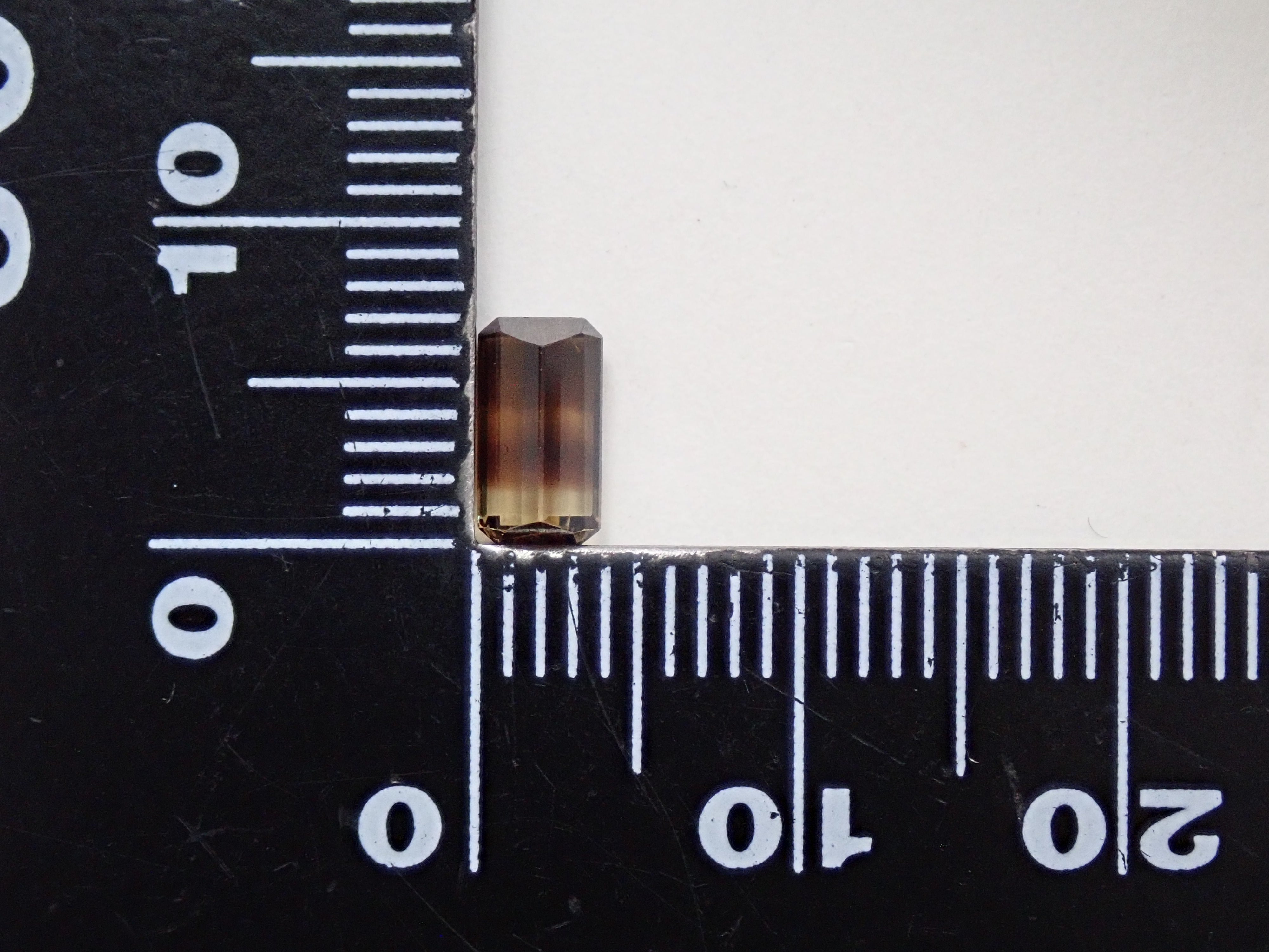 マダガスカル産バイカラークリソベリル 1.003ctルース